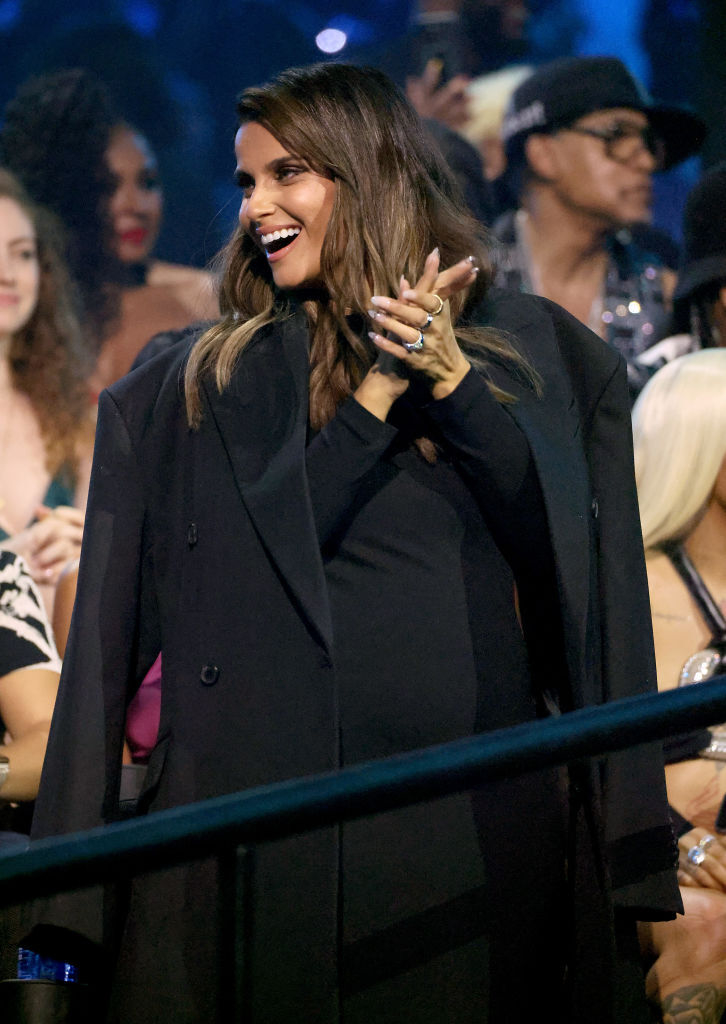 Nelly Furtado at the VMAs in an oversized blazer, clapping.