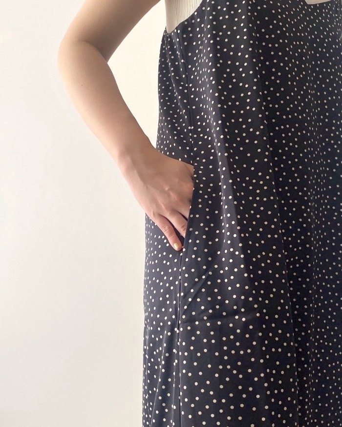 GU（ジーユー）のおすすめワンピース「ドットプリントサテンキャミソールワンピース」