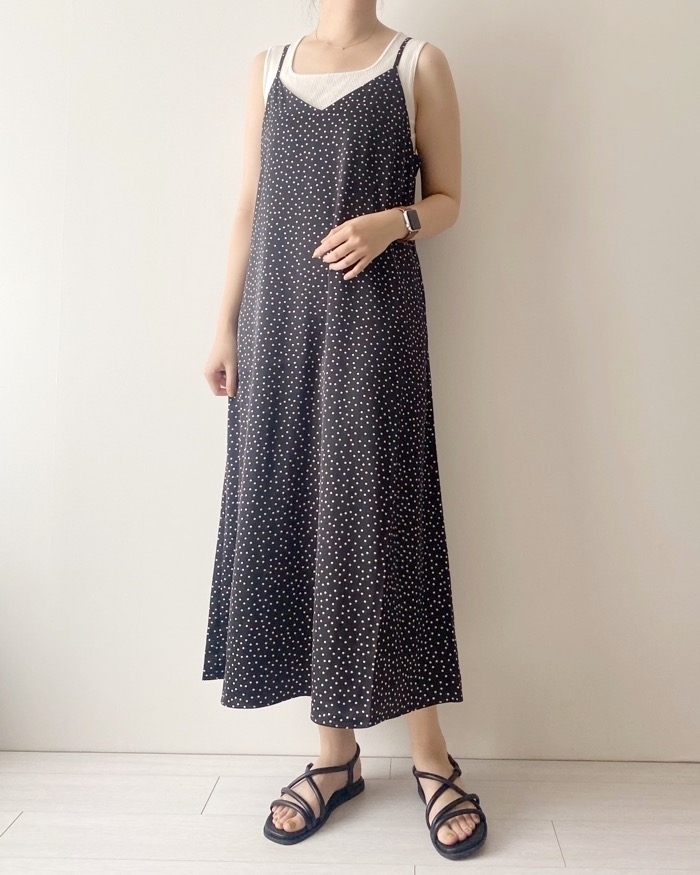 GU（ジーユー）のおすすめワンピース「ドットプリントサテンキャミソールワンピース」
