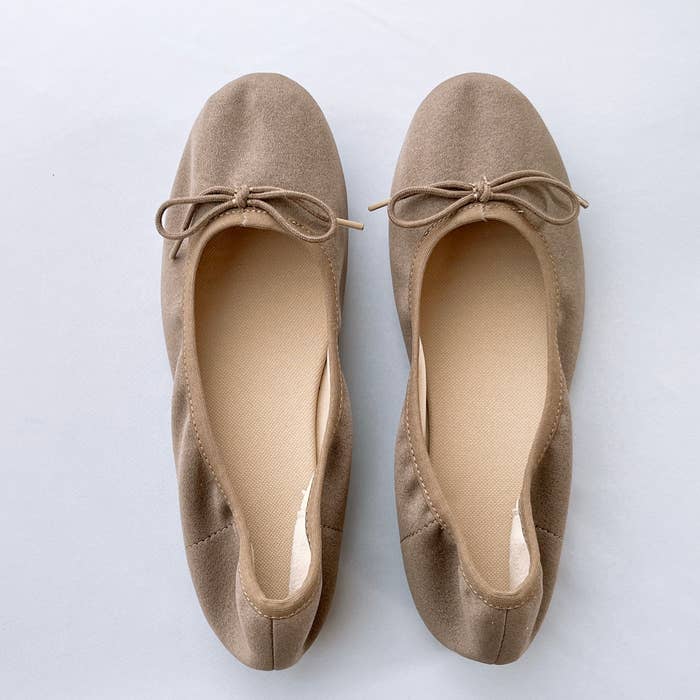 無印良品のおすすめファッション小物「撥水 リボンバレエシューズ」