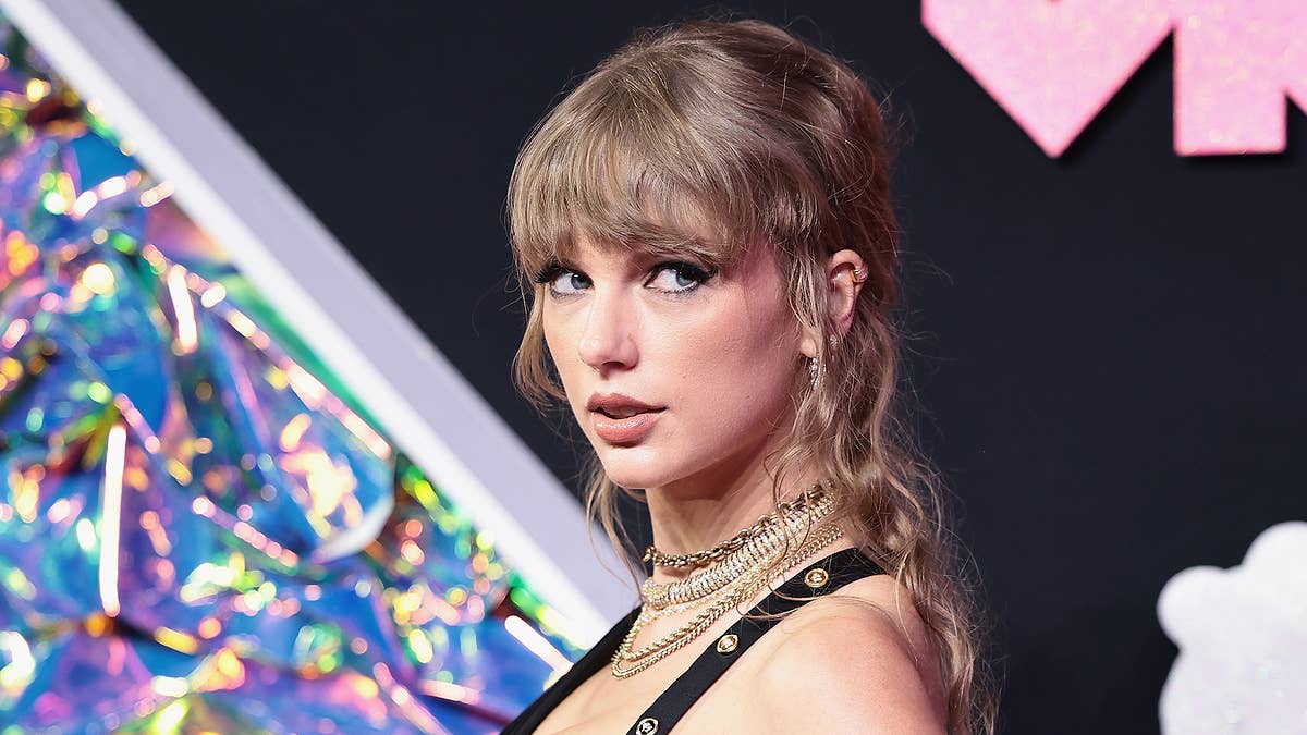 Swift appeared to be having a great time at the VMAs, except when she broke her ring.