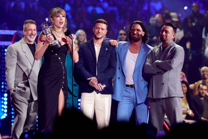 taylor swift accepting her award with n&#x27;sync behind her on stage