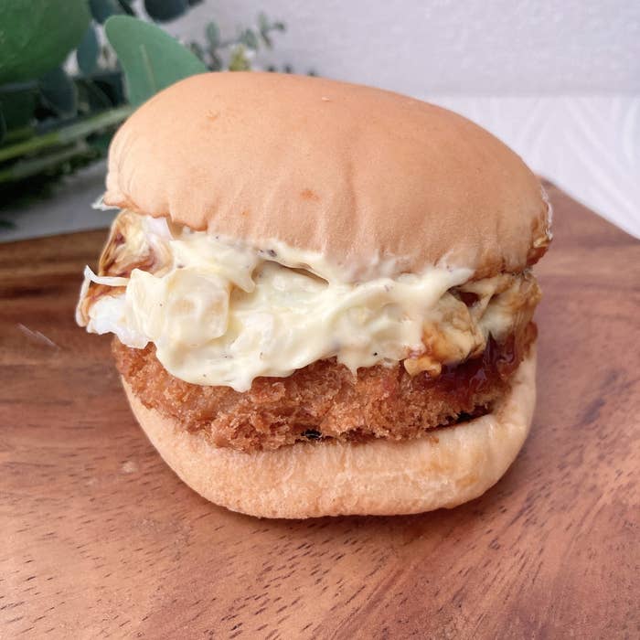 LOTTERIA(ロッテリア)のオススメの期間限定メニュー「半熟月見 和風エビバーガー」