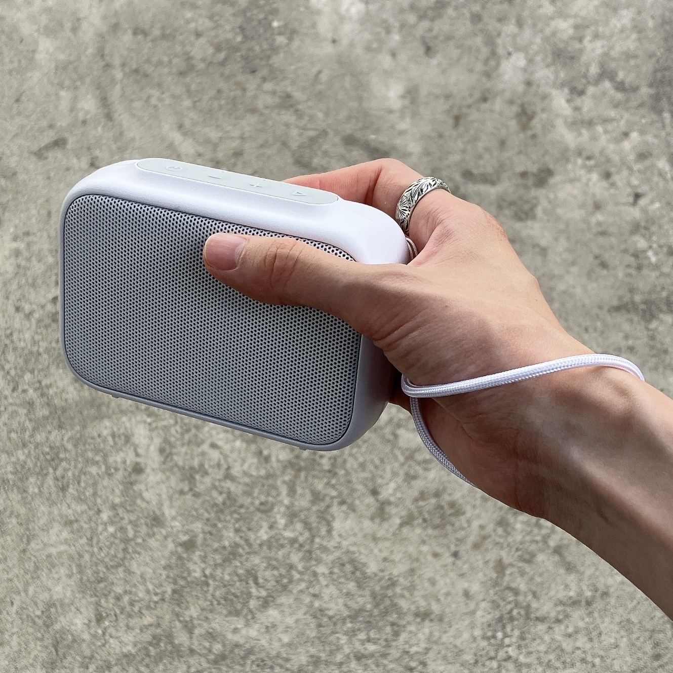 DAISO(ダイソー)のおすすめ音楽機器「ブルートゥーススピーカー(WS001、ホワイト)」