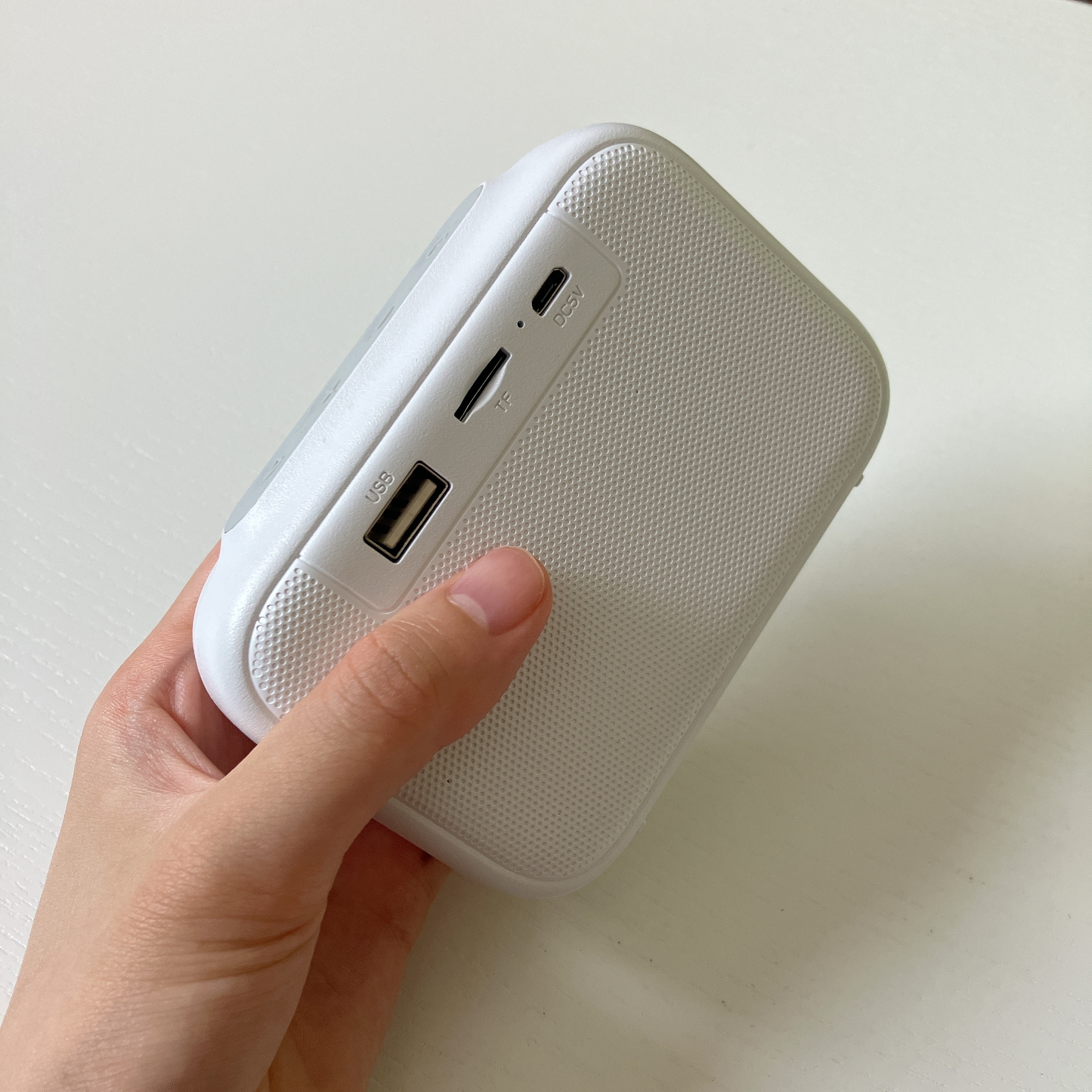 DAISO(ダイソー)のおすすめ音楽機器「ブルートゥーススピーカー(WS001、ホワイト)」