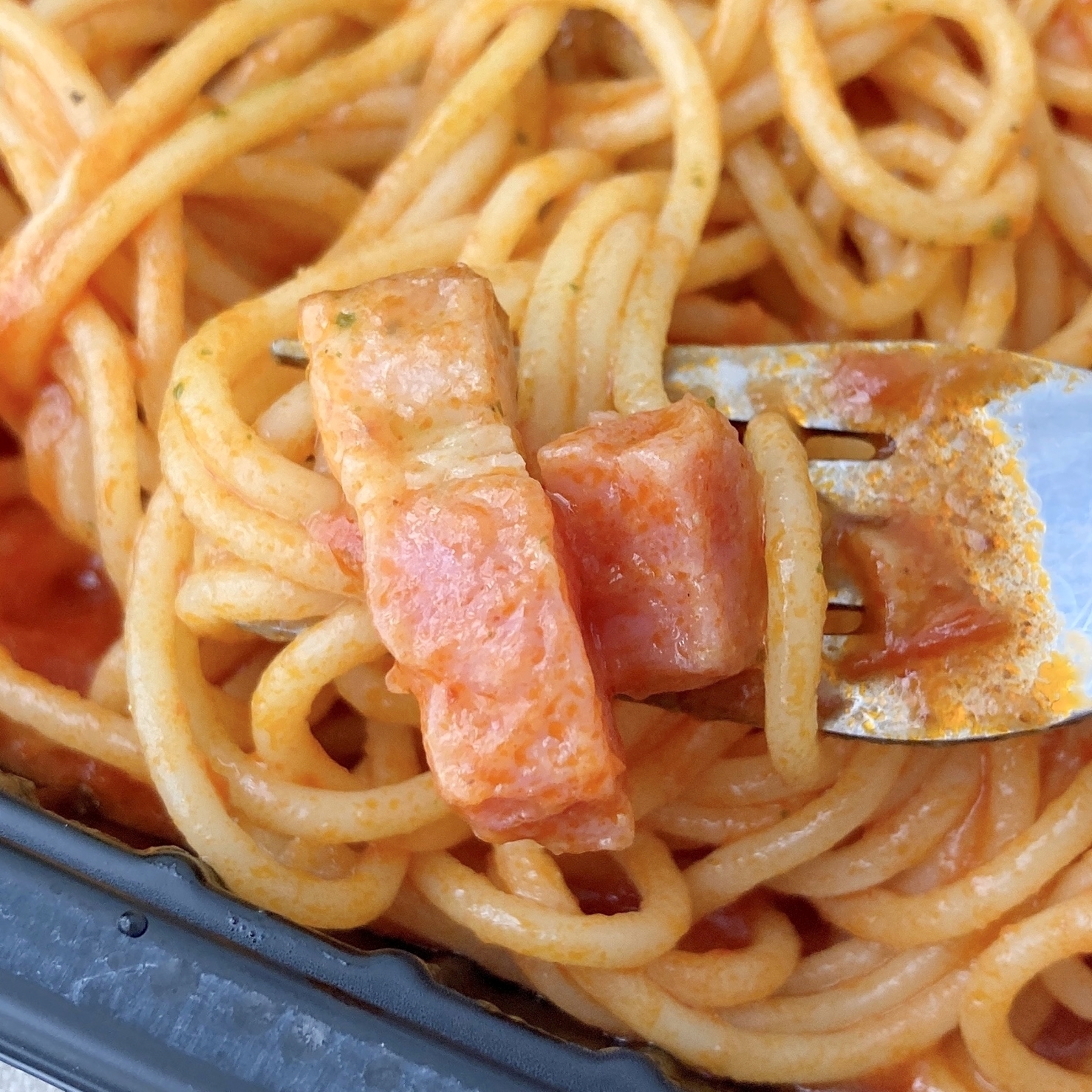 セブン-イレブンのオススメのパスタ「7プレミアムゴールド 金のトマトチーズパスタ」