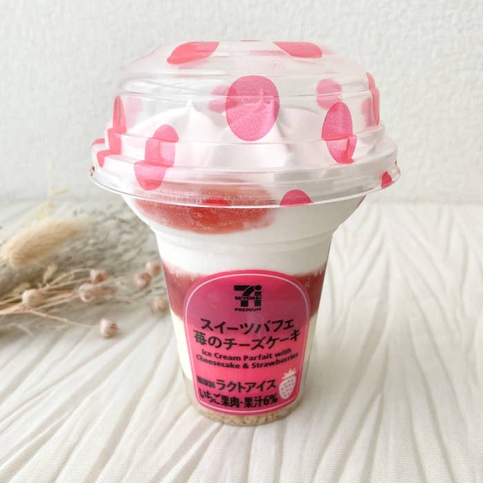 セブン-イレブンのオススメのスイーツ「7プレミアム スイーツパフェ 苺のチーズケーキ」