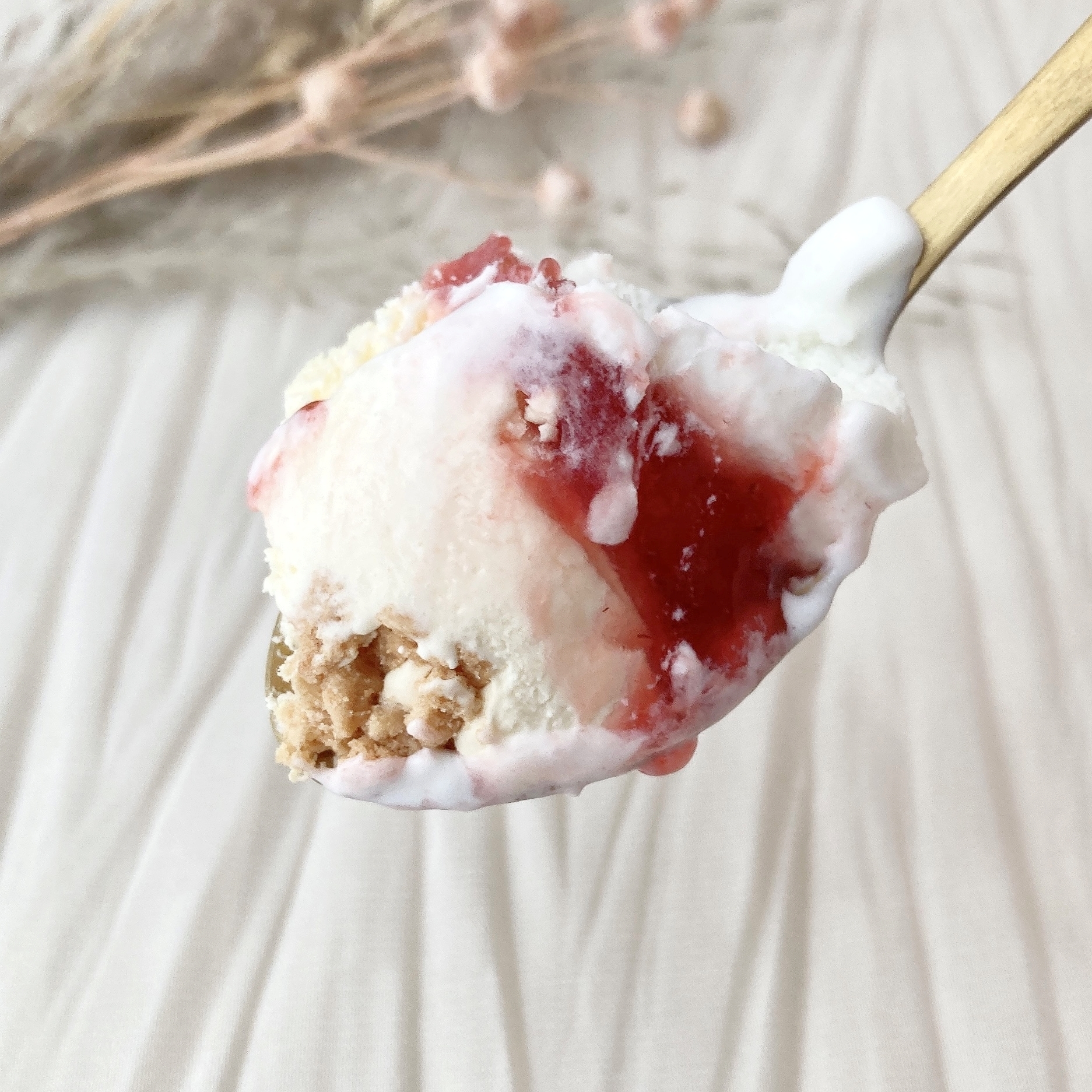 セブン-イレブンのオススメのスイーツ「7プレミアム スイーツパフェ 苺のチーズケーキ」