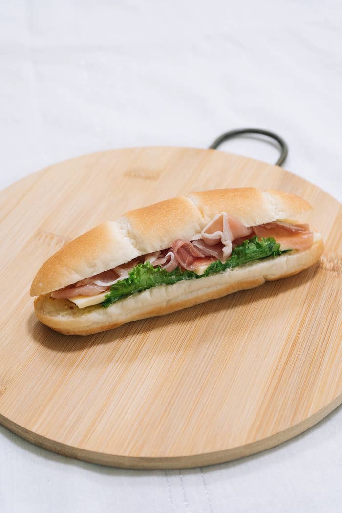 セブンのオススメサンドイッチ「生ハム&モッツァレラロール」