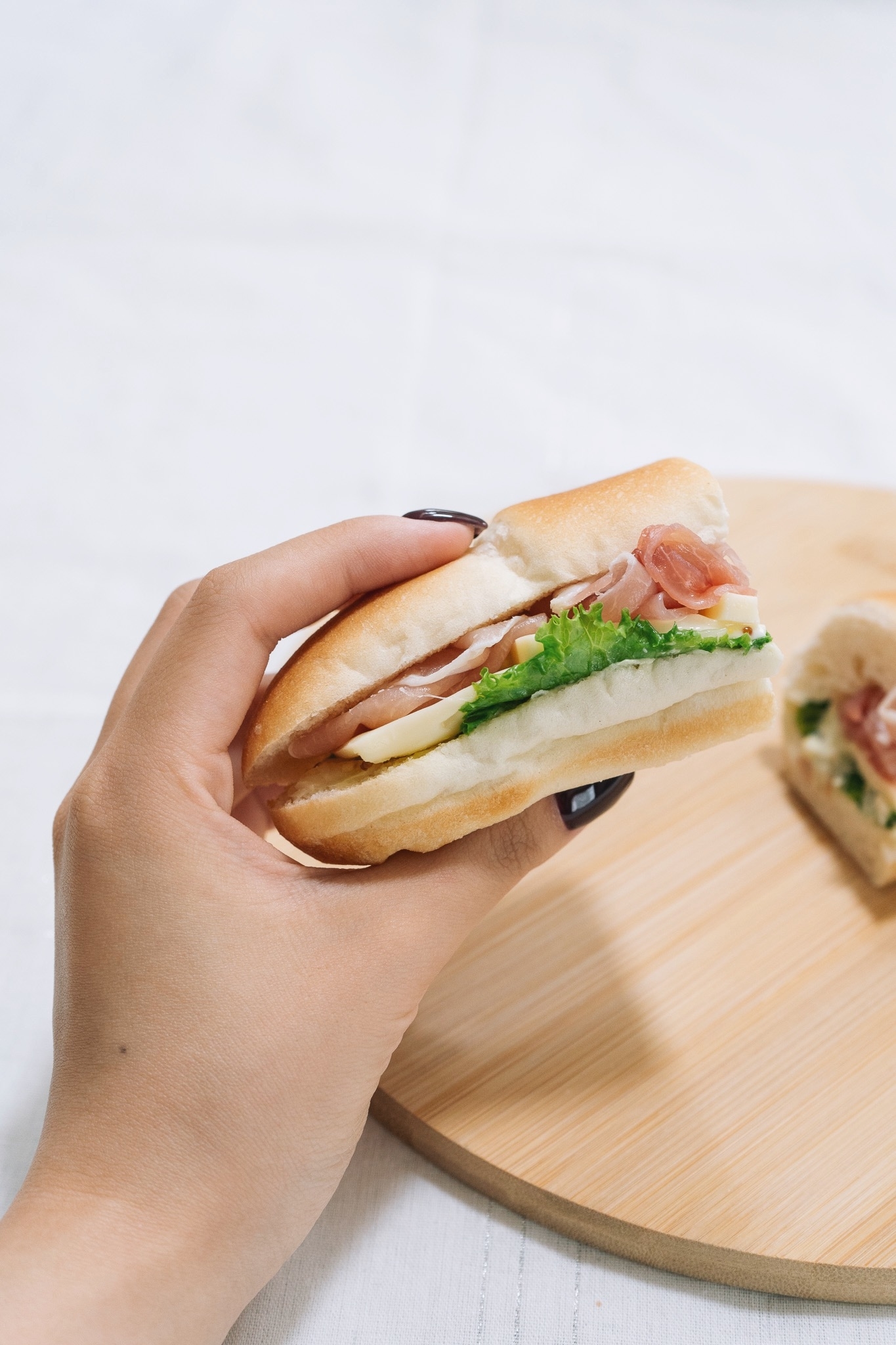 セブンのオススメサンドイッチ「生ハム&モッツァレラロール」