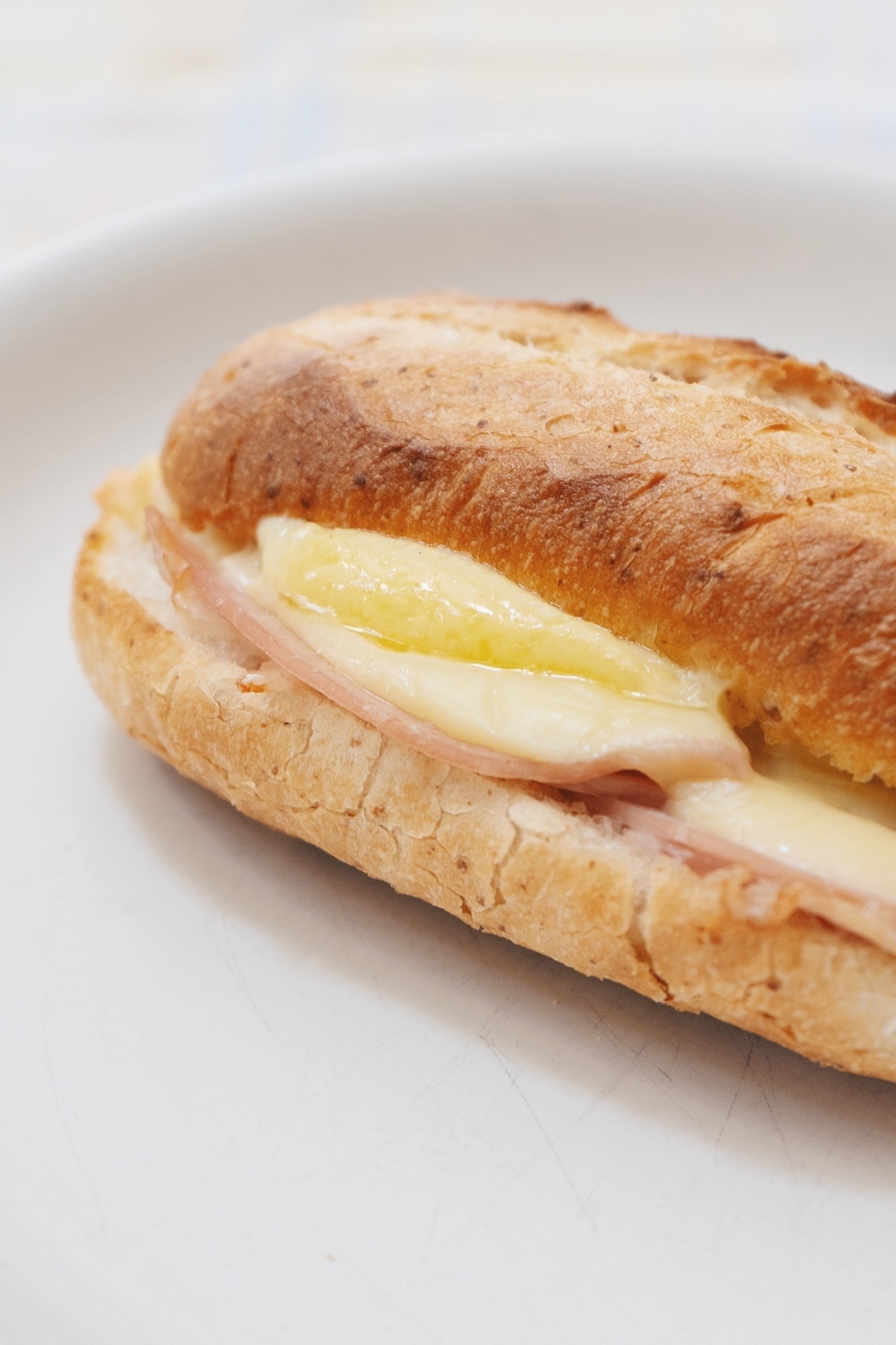 セブン-イレブンのおすすめフード「バゲットサンド ロースハム&チーズ」