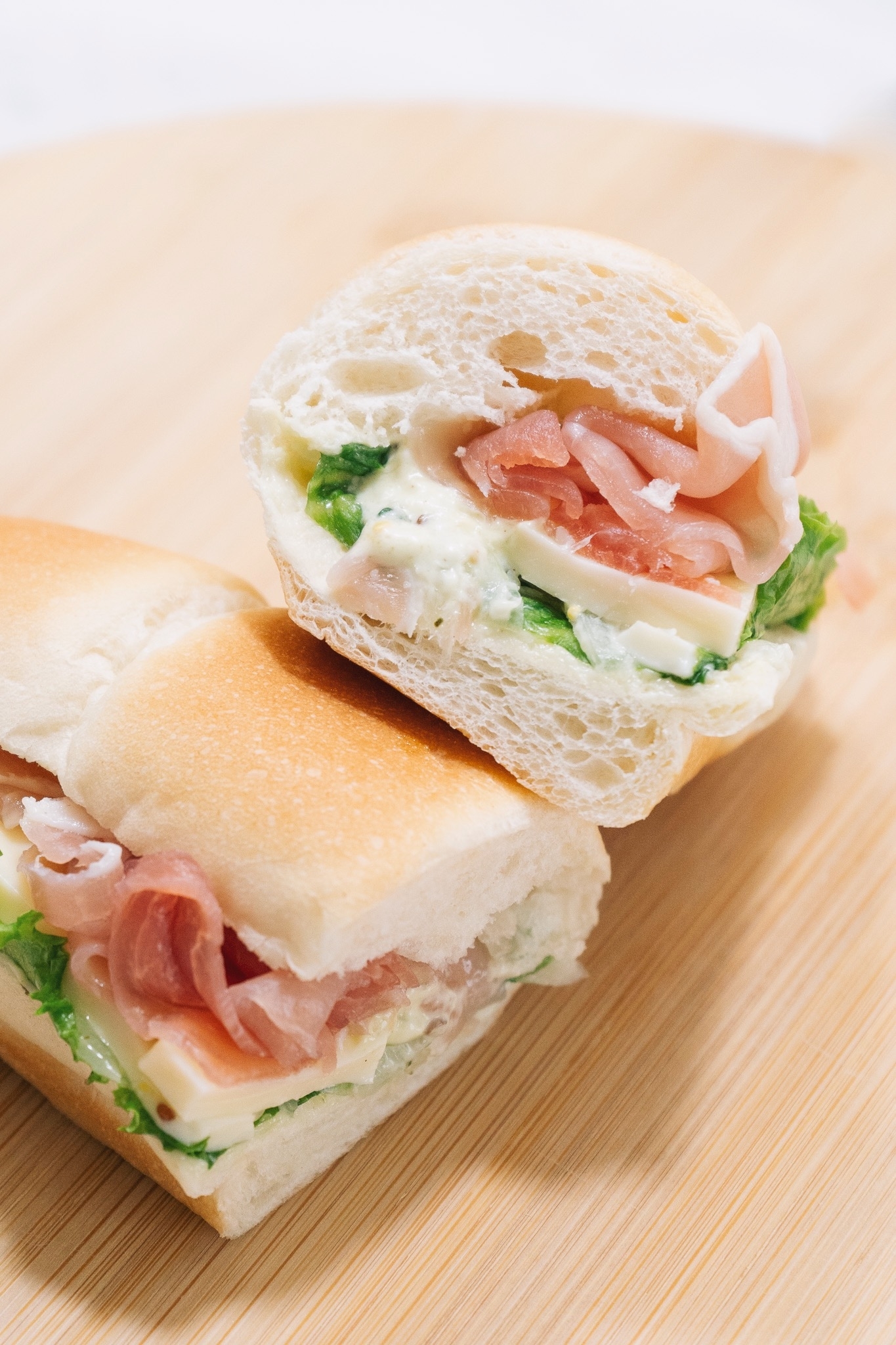 セブンのオススメサンドイッチ「生ハム&モッツァレラロール」