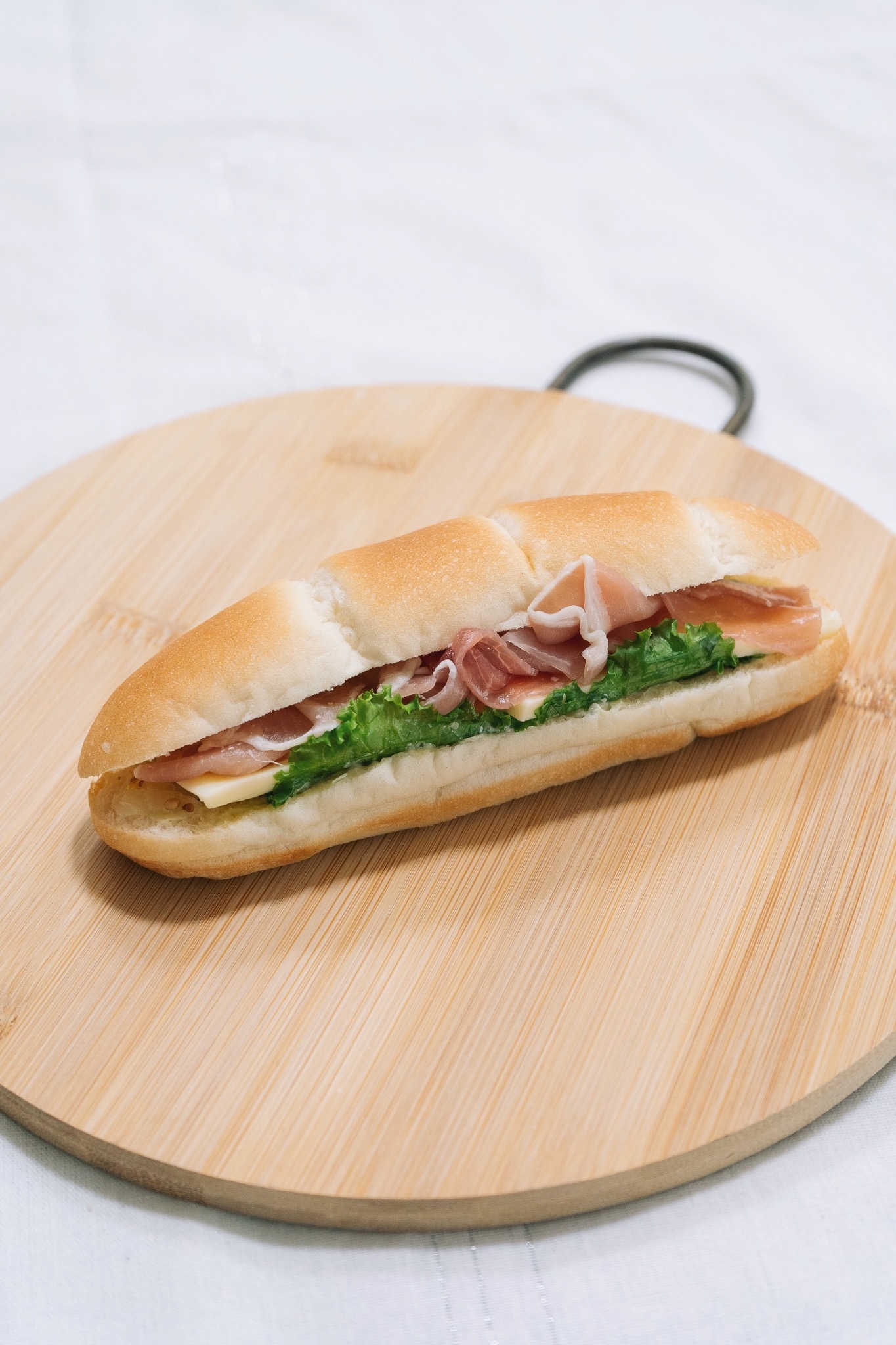 セブンのオススメサンドイッチ「生ハム&モッツァレラロール」