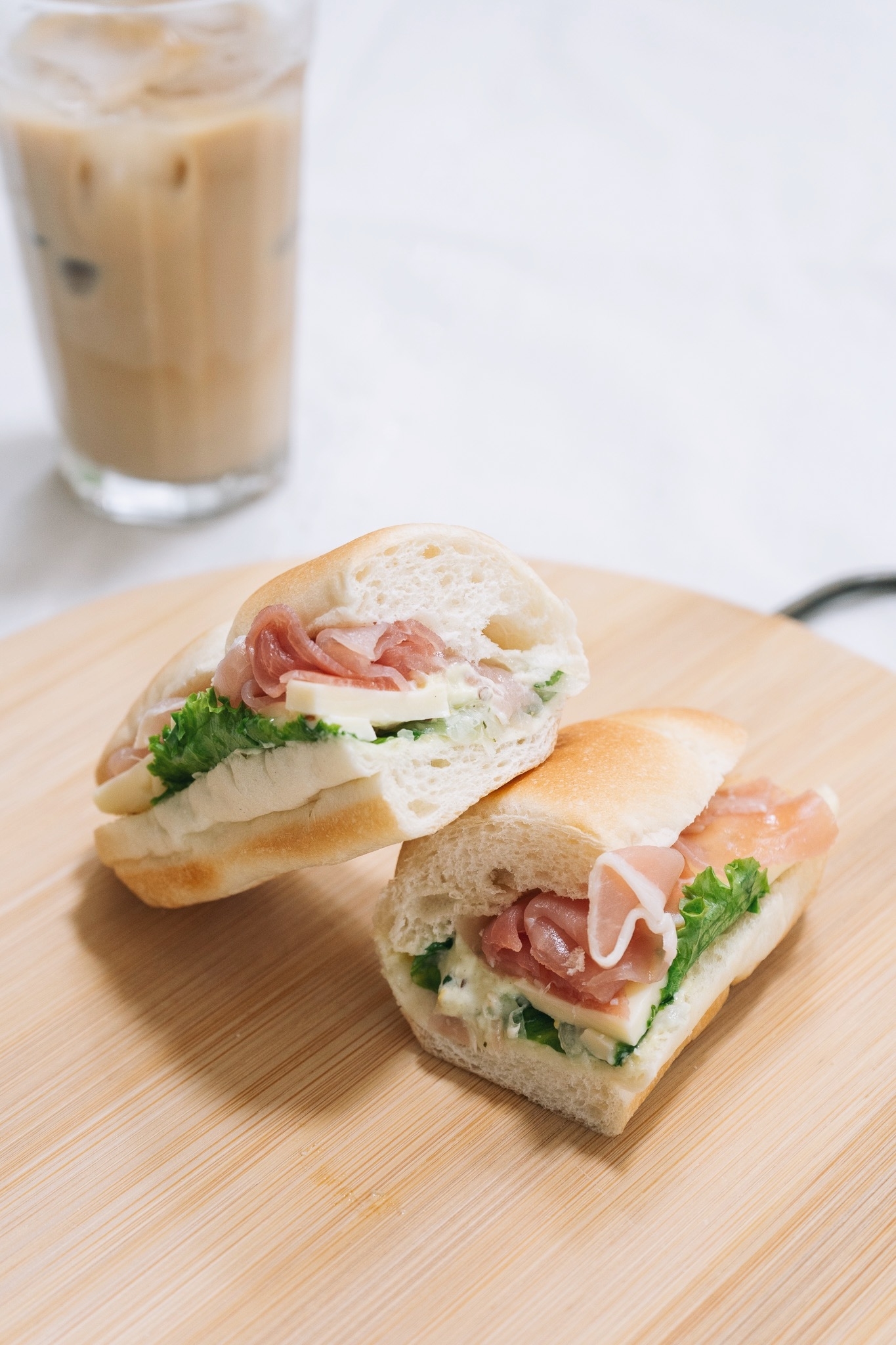 セブンのオススメサンドイッチ「生ハム&モッツァレラロール」