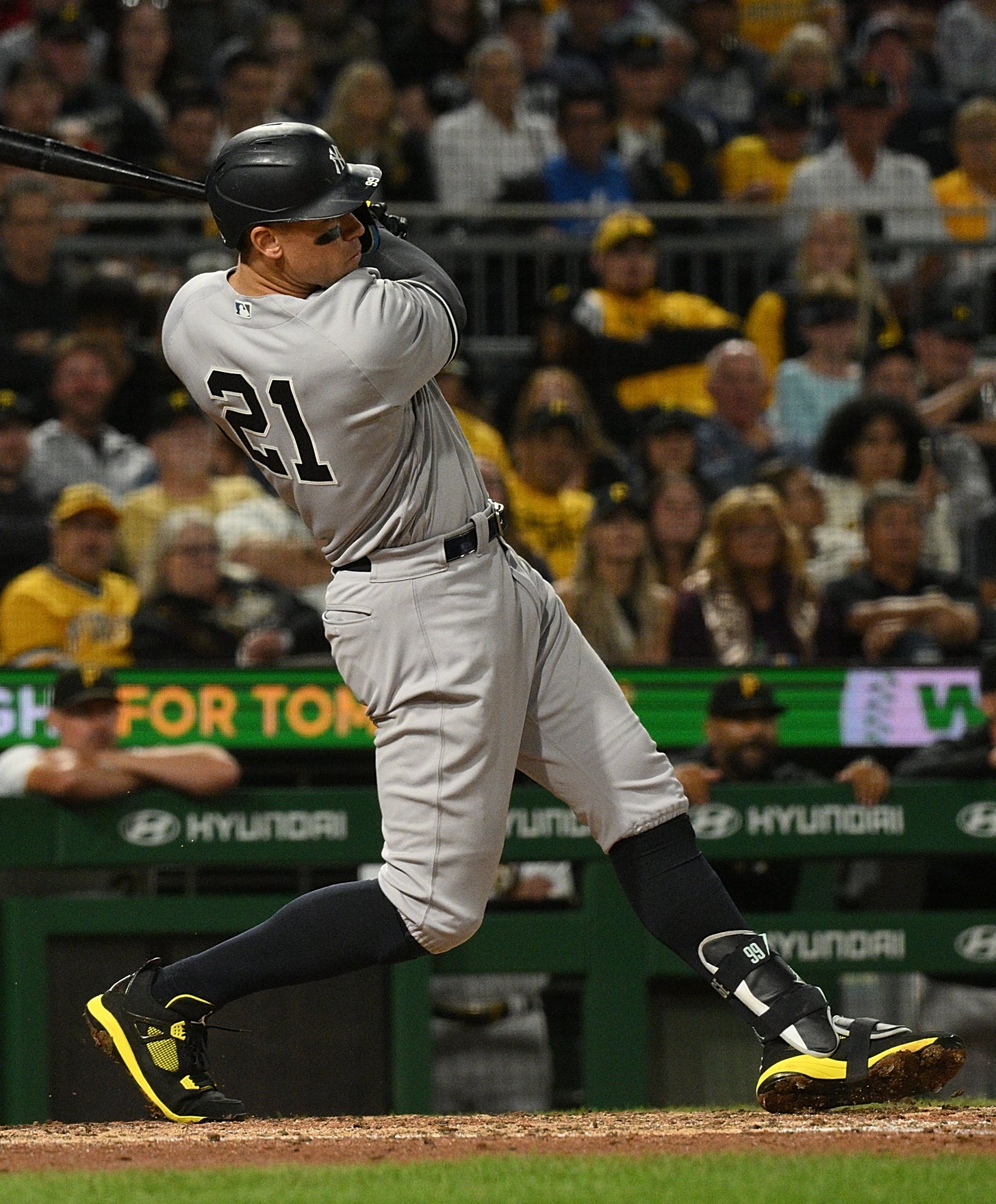 Aaron Judge Wearing Air Jordan 4 Thunder Cleats for Roberto Clemente (3)