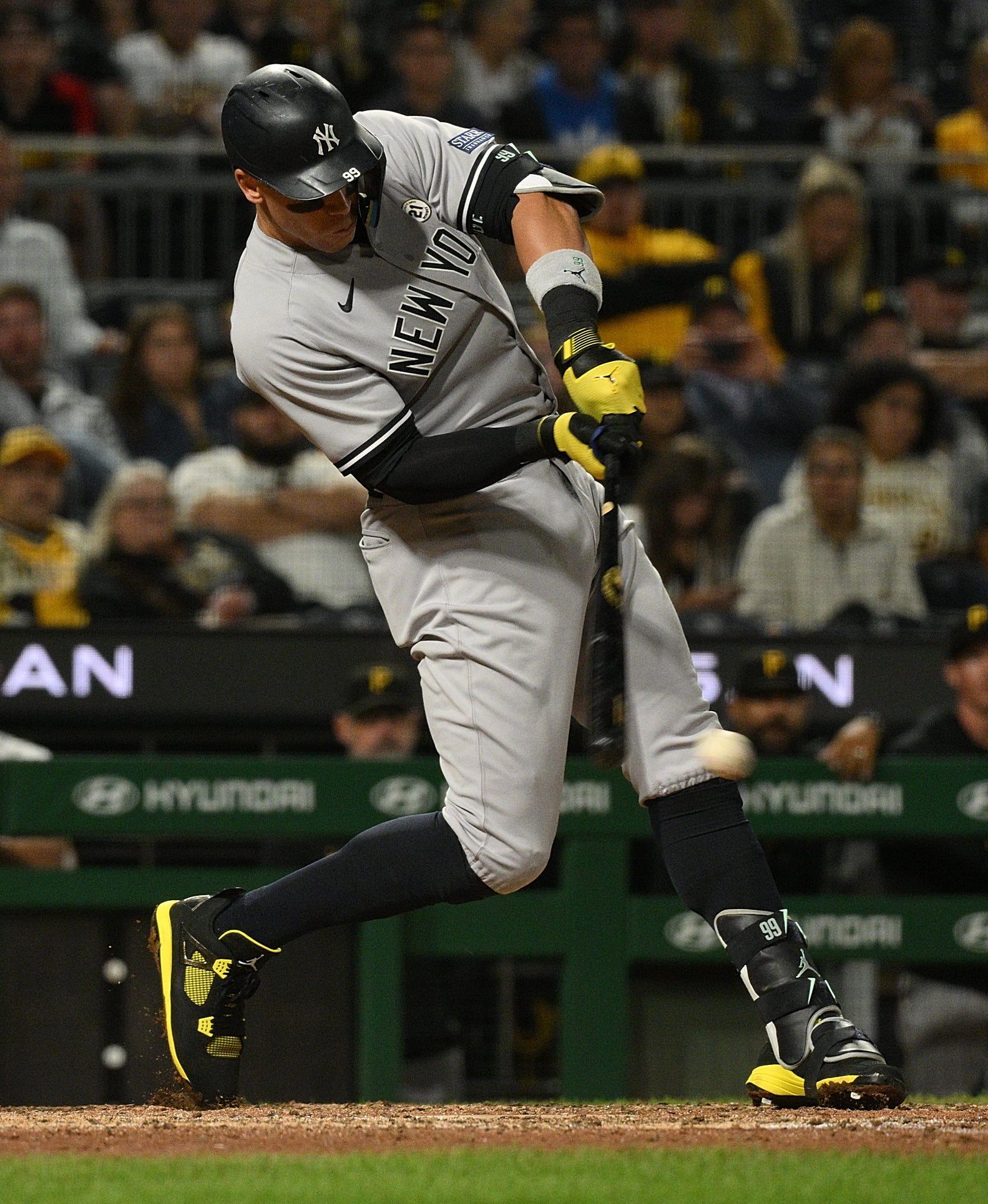 Aaron Judge Wearing Air Jordan 4 Thunder Cleats for Roberto Clemente (2)