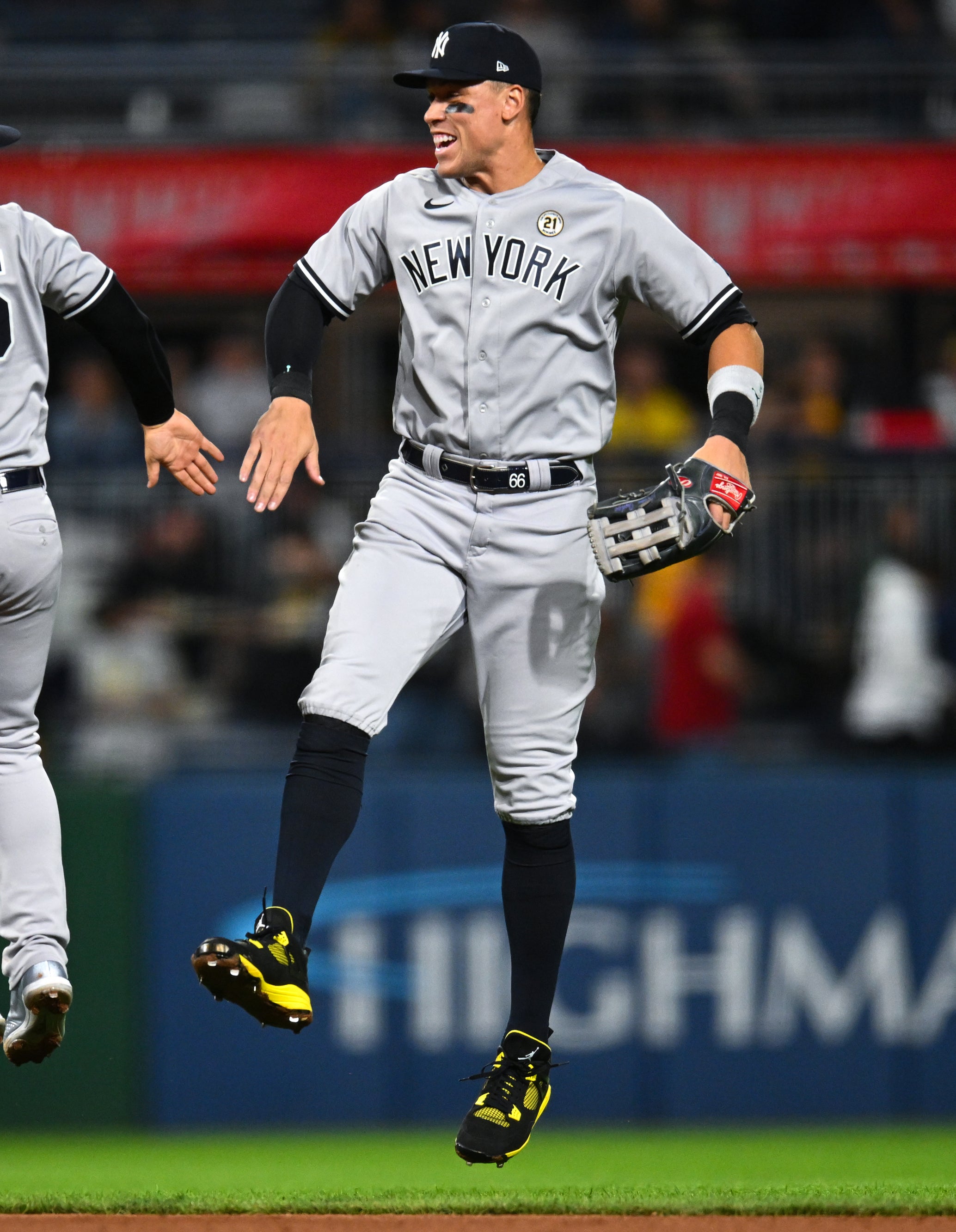 Aaron Judge Wearing Air Jordan 4 Thunder Cleats for Roberto Clemente (4)