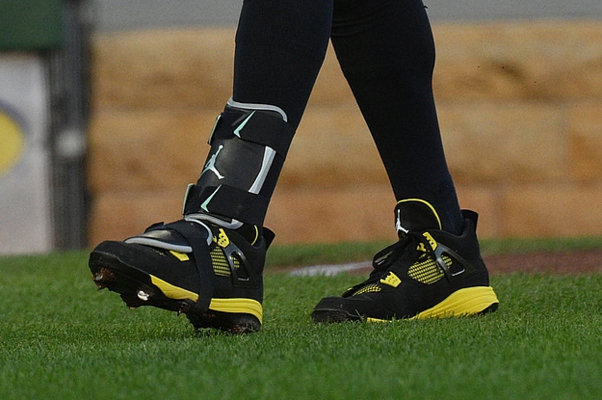 Aaron Judge wore number 21 and custom Air Jordan 4 cleats to honor Roberto  Clemente for the start of Hispanic Heritage Month 🔥⚾️ 🎥:…