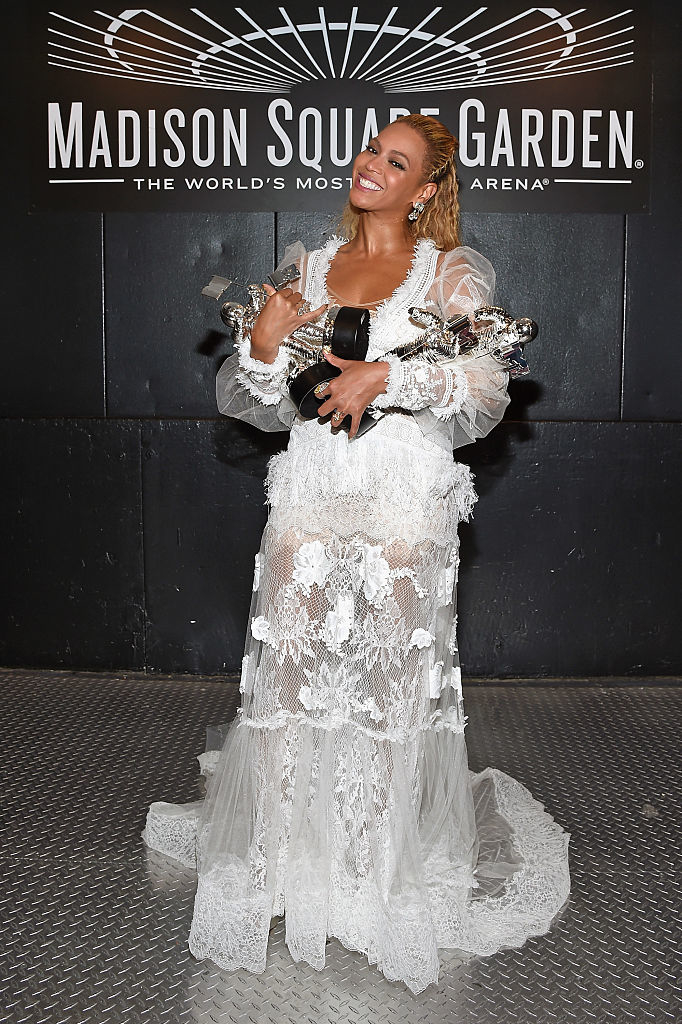 beyonce holding her awards