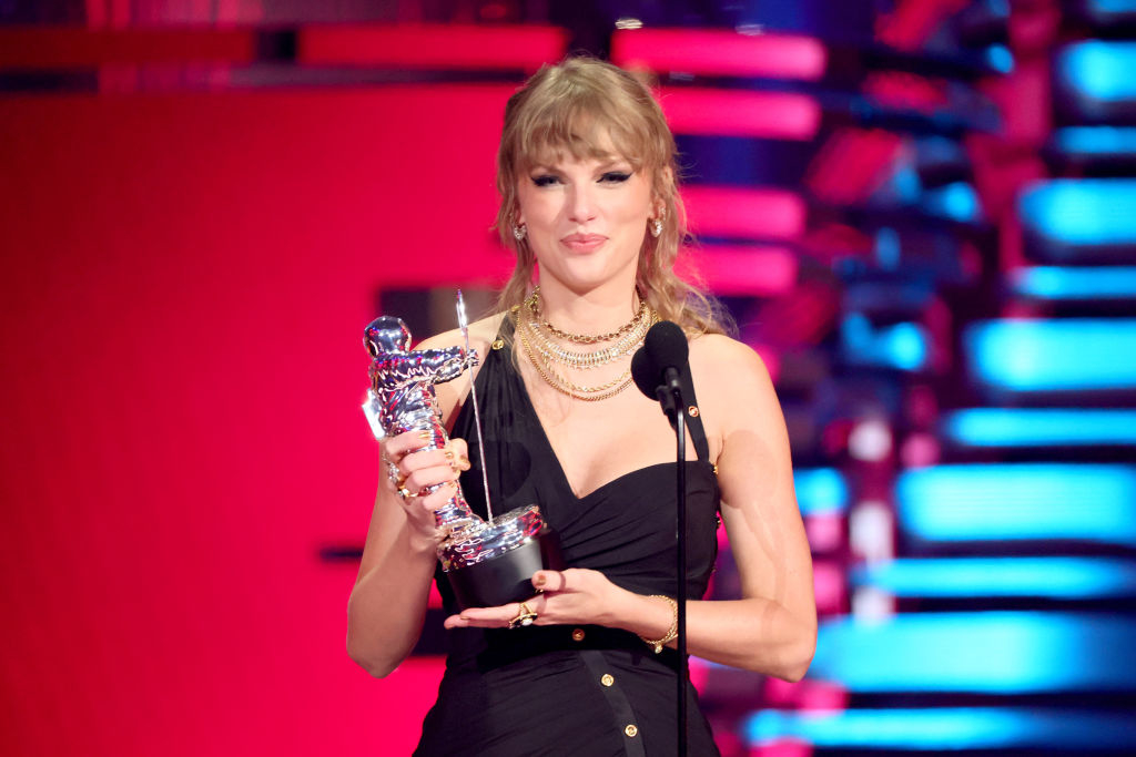 taylor with her award on stage