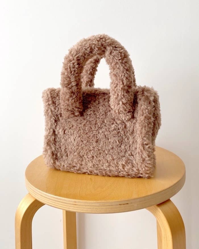 GU(ジーユー)のおすすめアイテム「ボアミニショルダーバッグ」