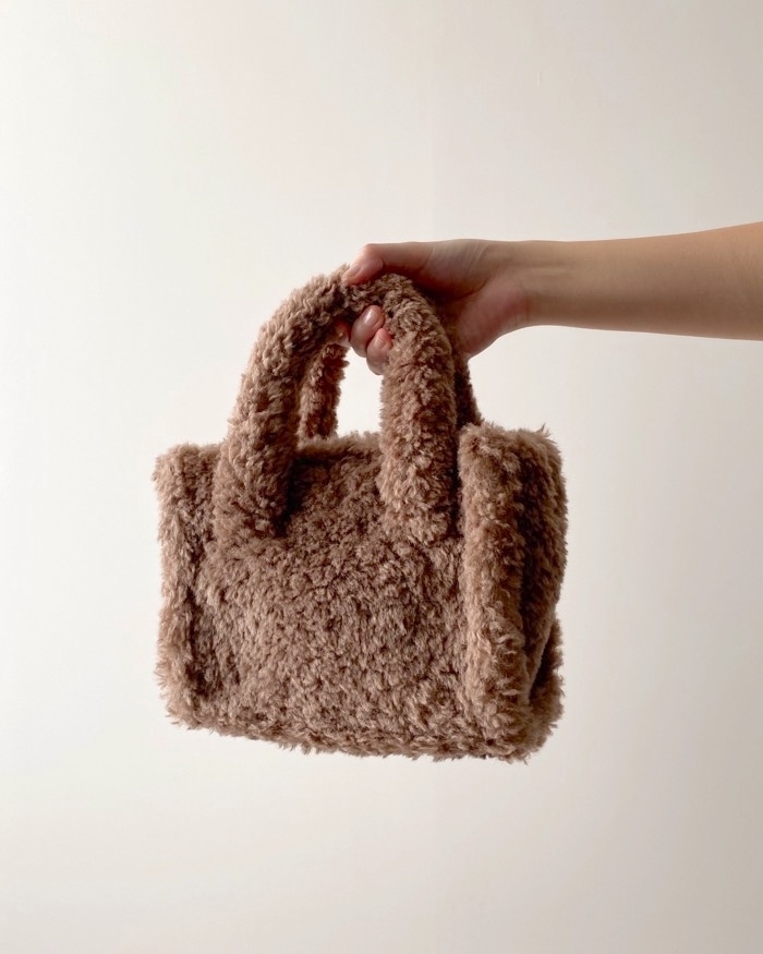 GU（ジーユー）のおすすめアイテム「ボアミニショルダーバッグ」