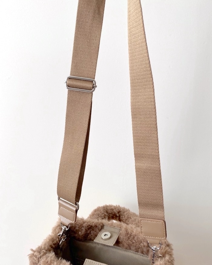 GU（ジーユー）のおすすめアイテム「ボアミニショルダーバッグ」