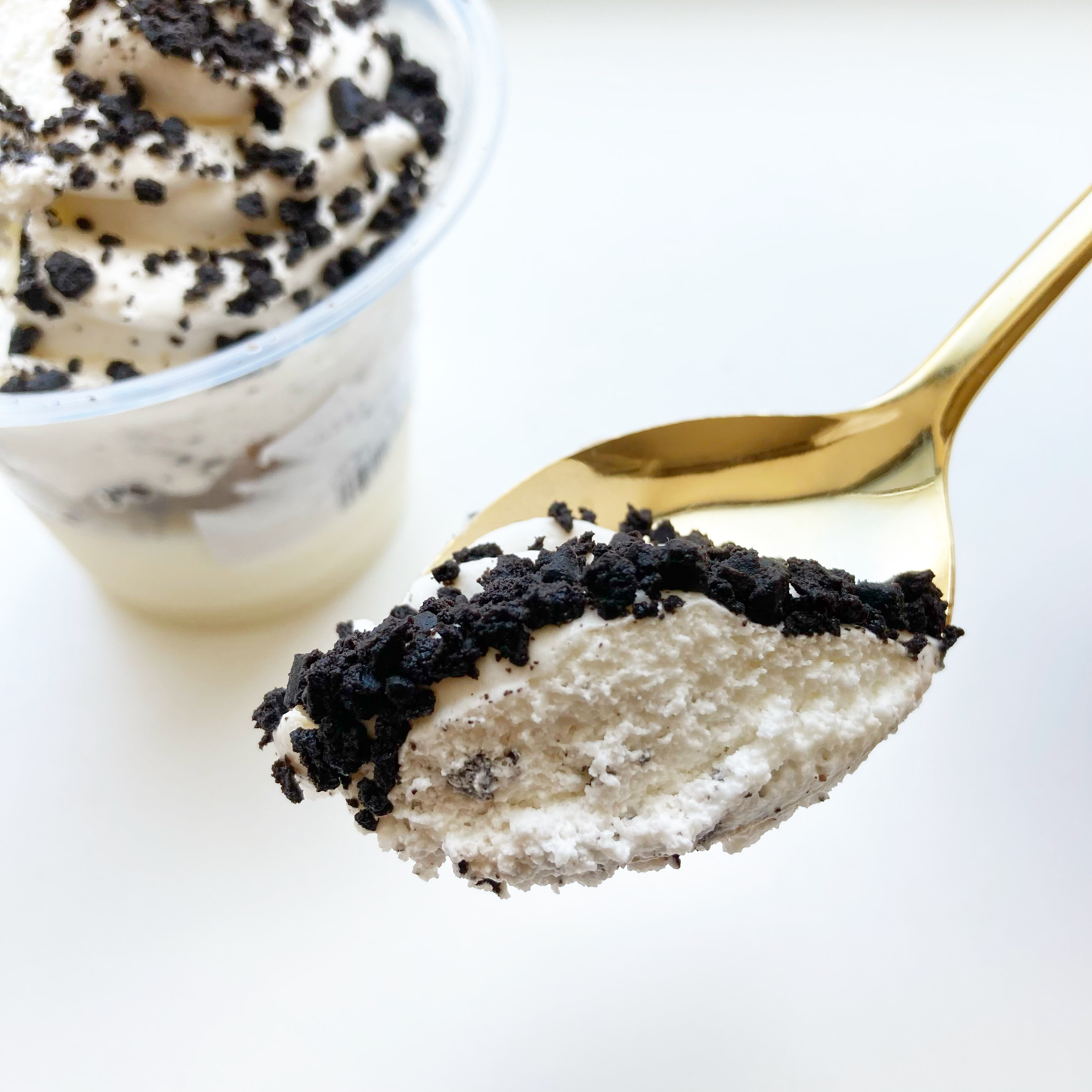 FamilyMart(ファミリーマート)の贅沢スイーツ「クッキー&クリームパフェ」