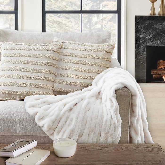 The ruched blanket in white