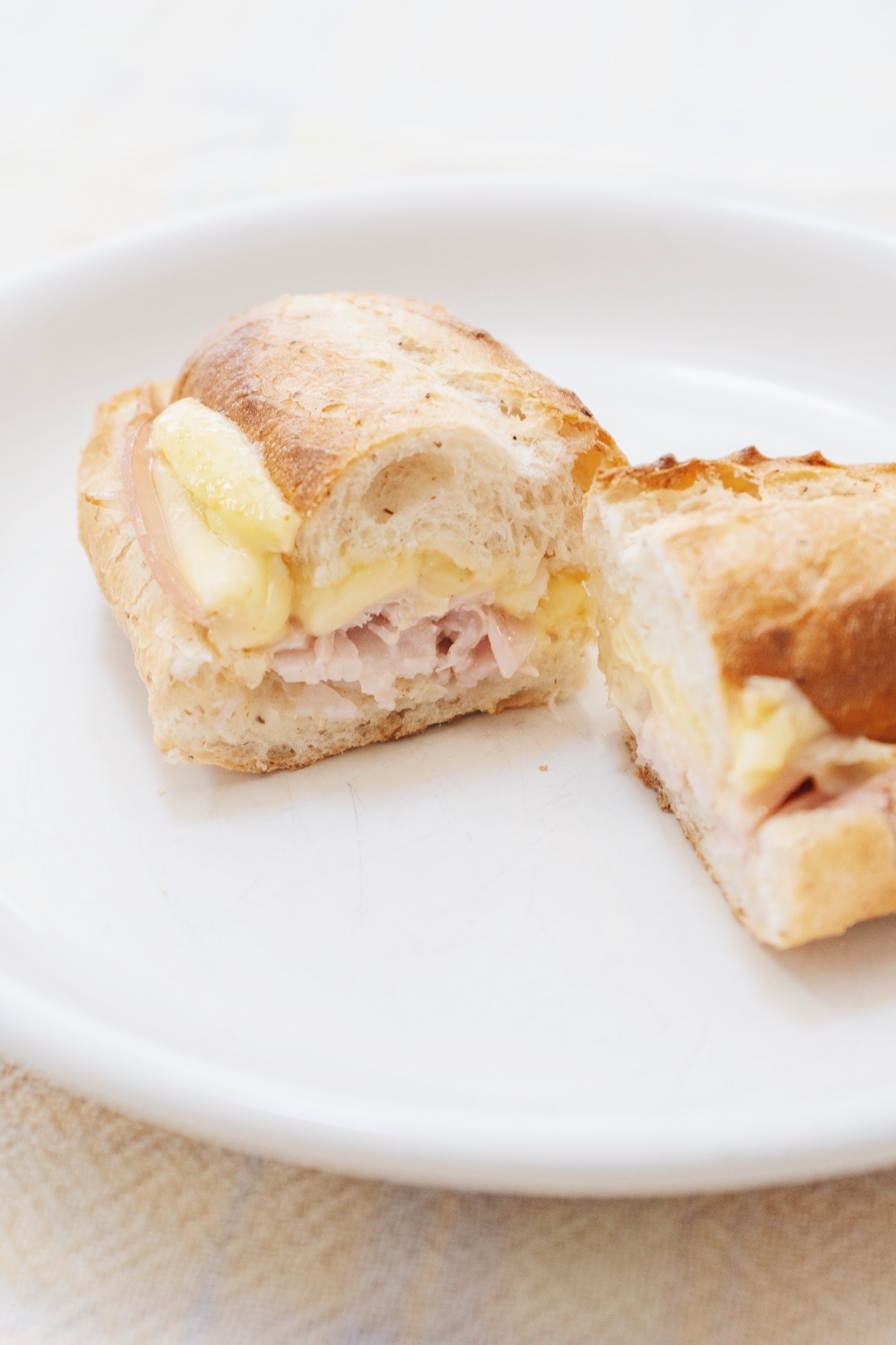 セブン-イレブンのおすすめフード「バゲットサンド ロースハム＆チーズ」