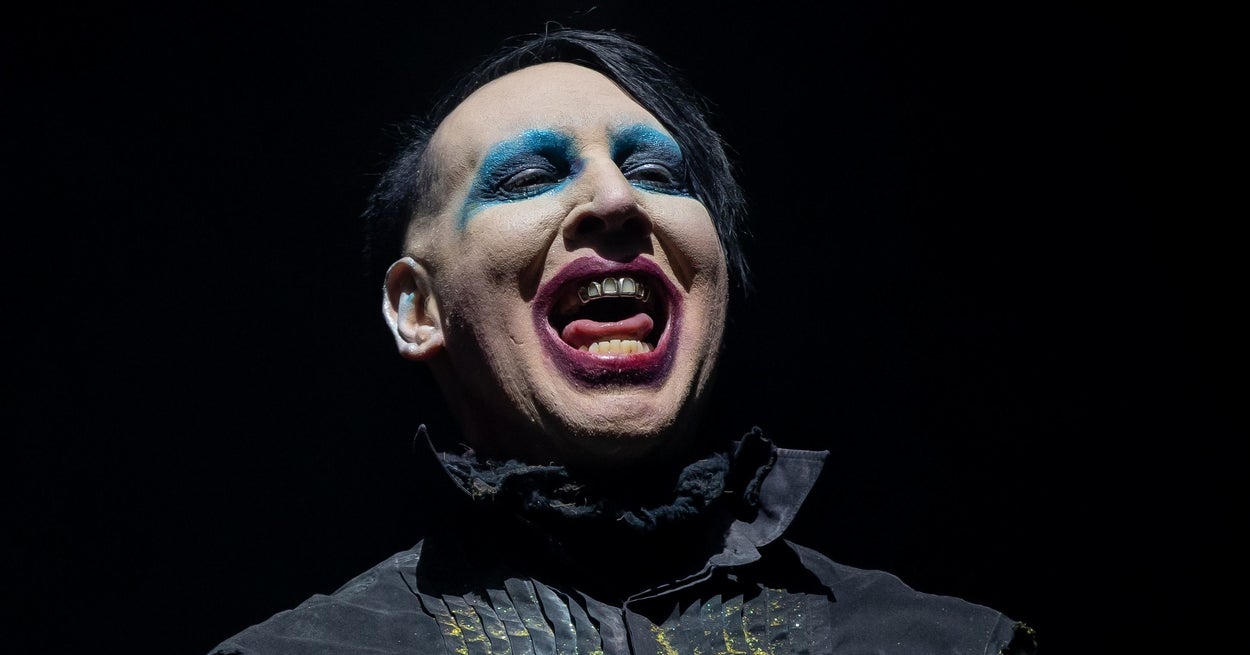 Marilyn Manson tidak berlomba-lomba untuk melontarkan ingus kepada seorang videografer