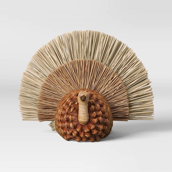 the decorative woven turkey made with straw elements