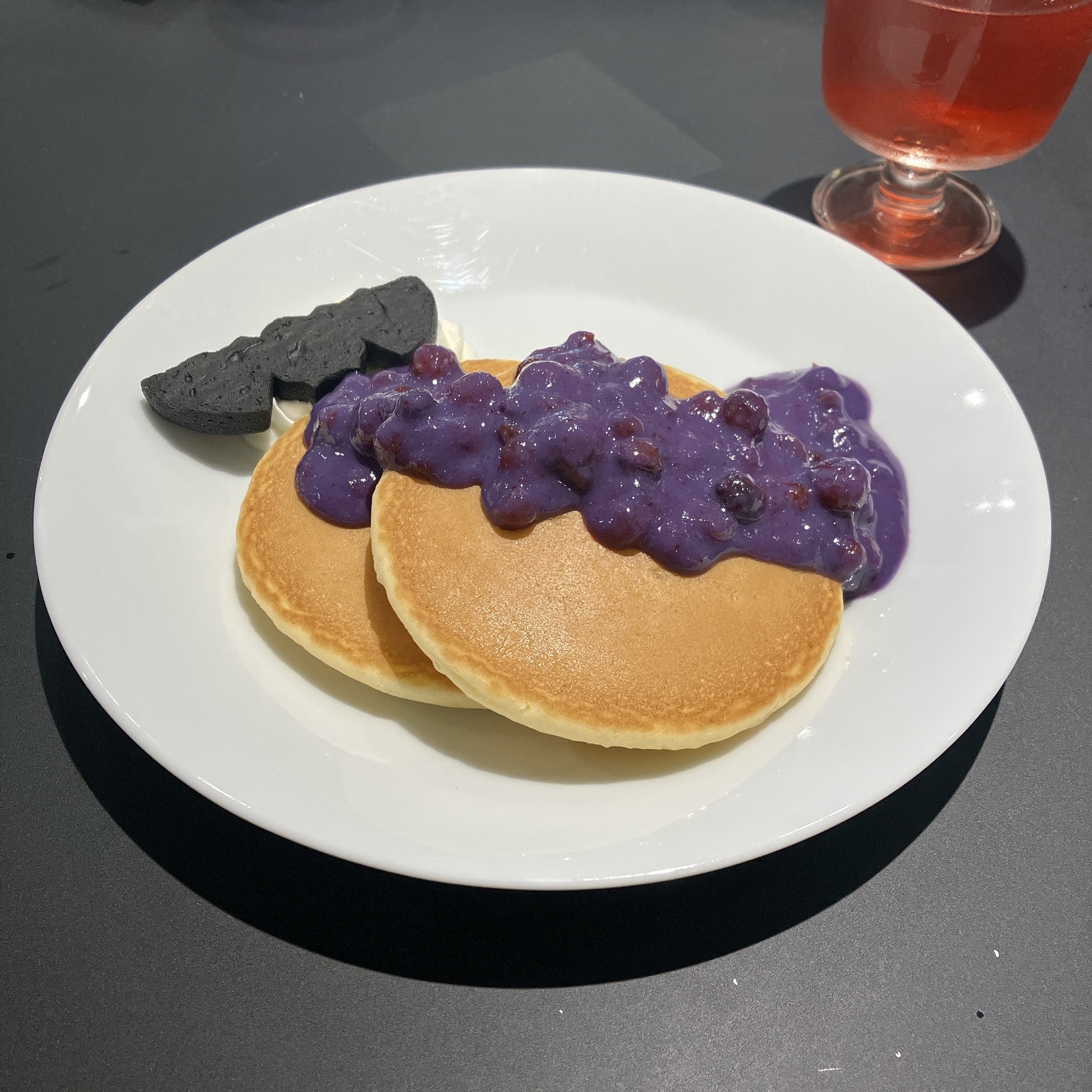 IKEA(イケア)のおすすめフード「かけて楽しい!魔女のベリーパンケーキ」