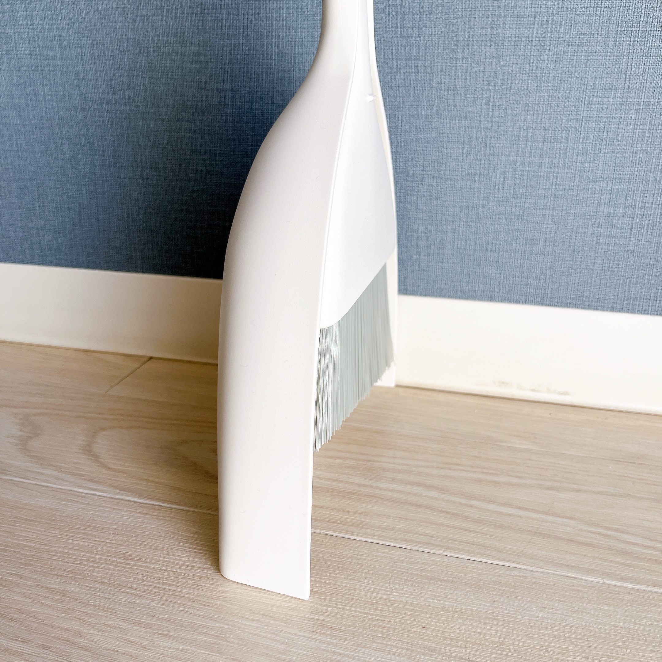 ニトリのオススメの商品「立たせて収納出来る ほうき・ちり取りセット」