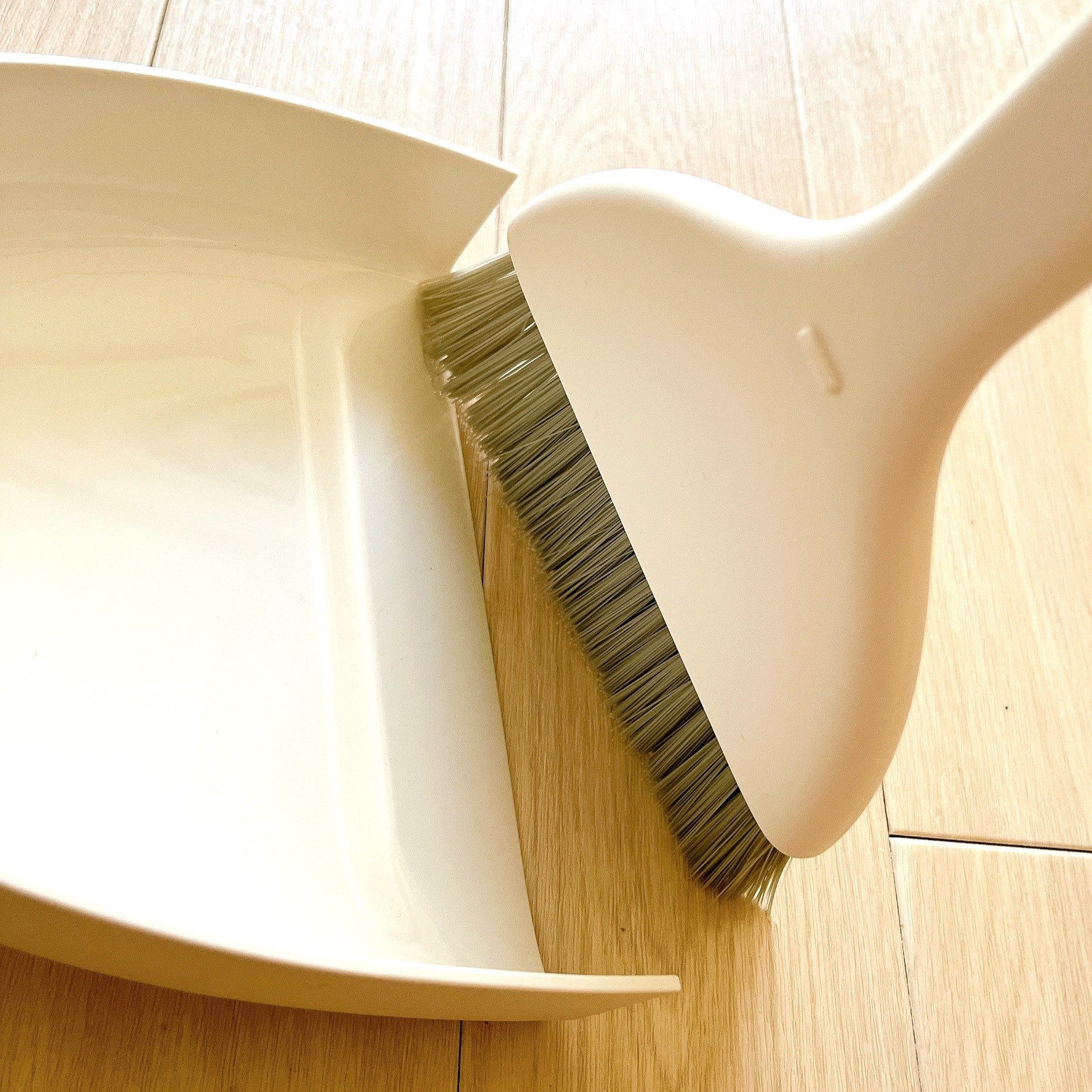 ニトリのオススメの商品「立たせて収納出来る ほうき・ちり取りセット」