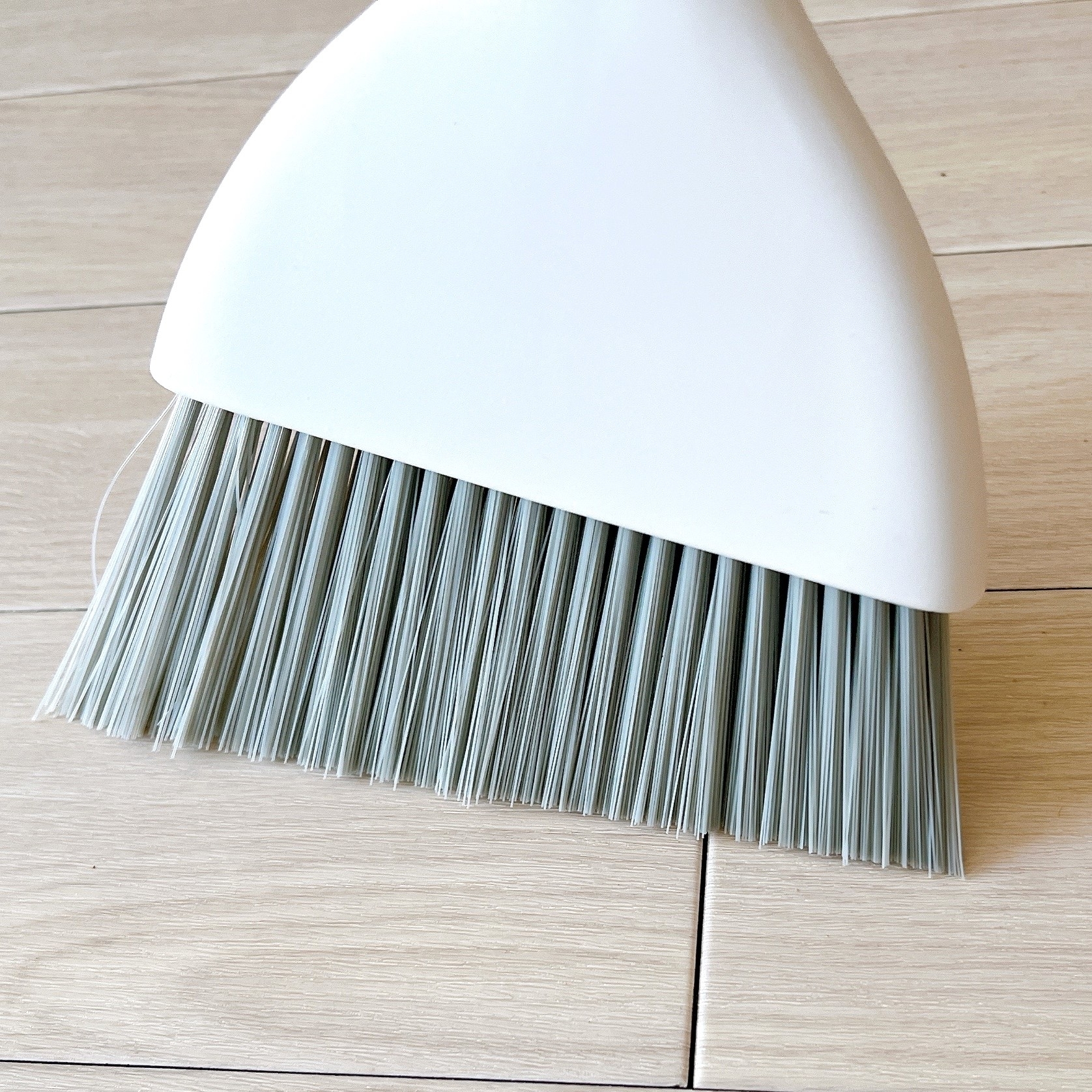 ニトリのオススメの商品「立たせて収納出来る ほうき・ちり取りセット」