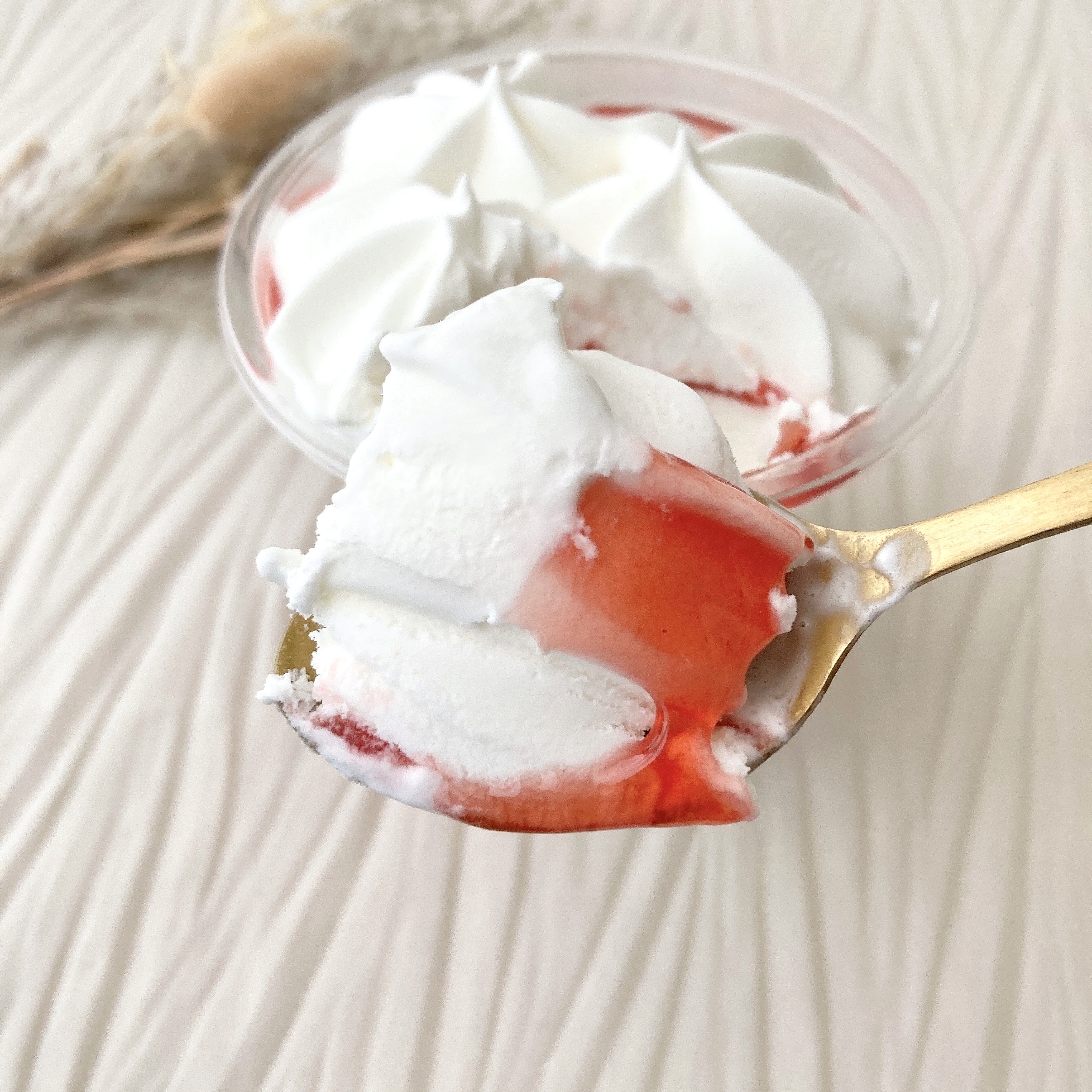 セブン-イレブンのオススメのスイーツ「7プレミアム スイーツパフェ 苺のチーズケーキ」