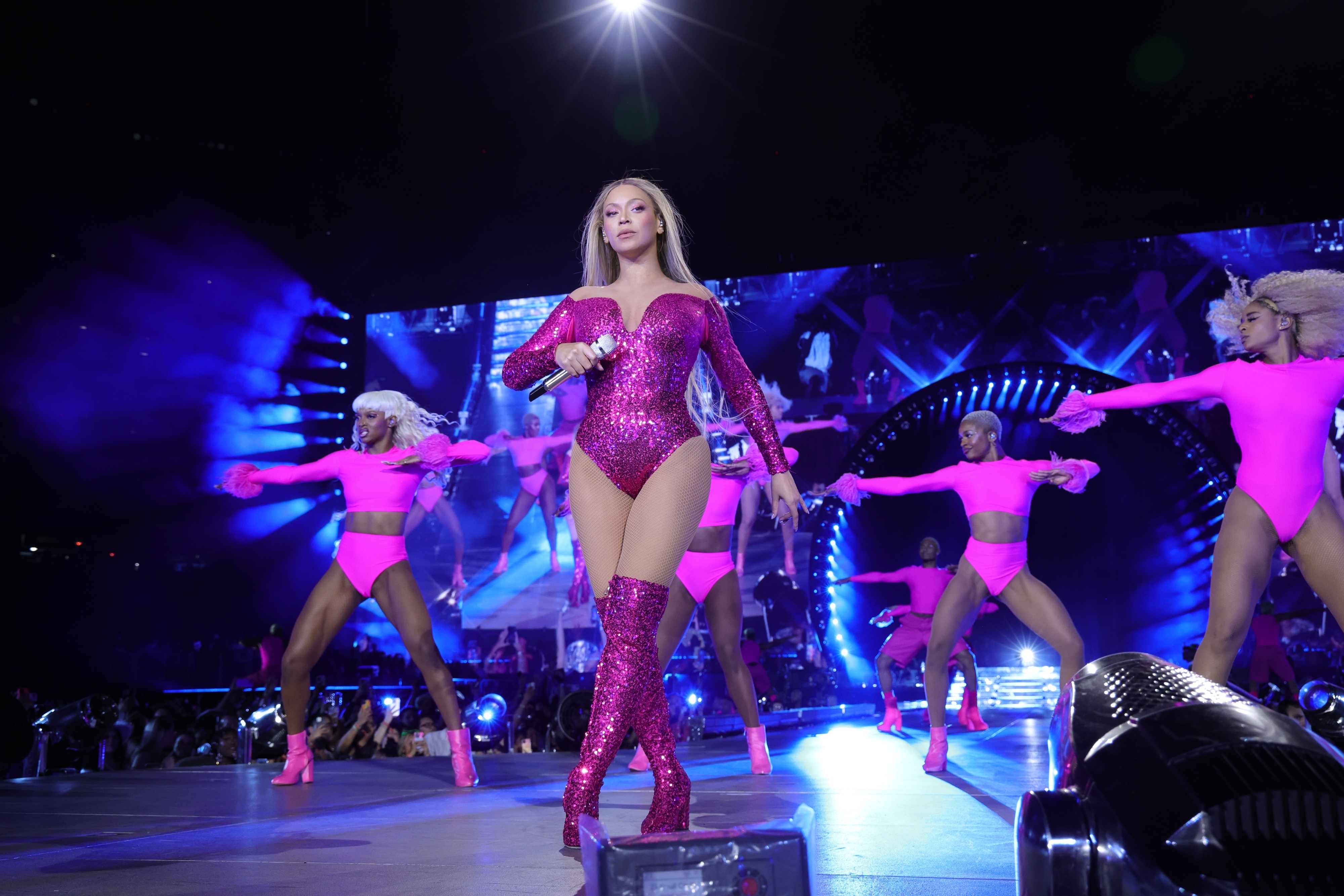 Beyoncé onstage with her dancers