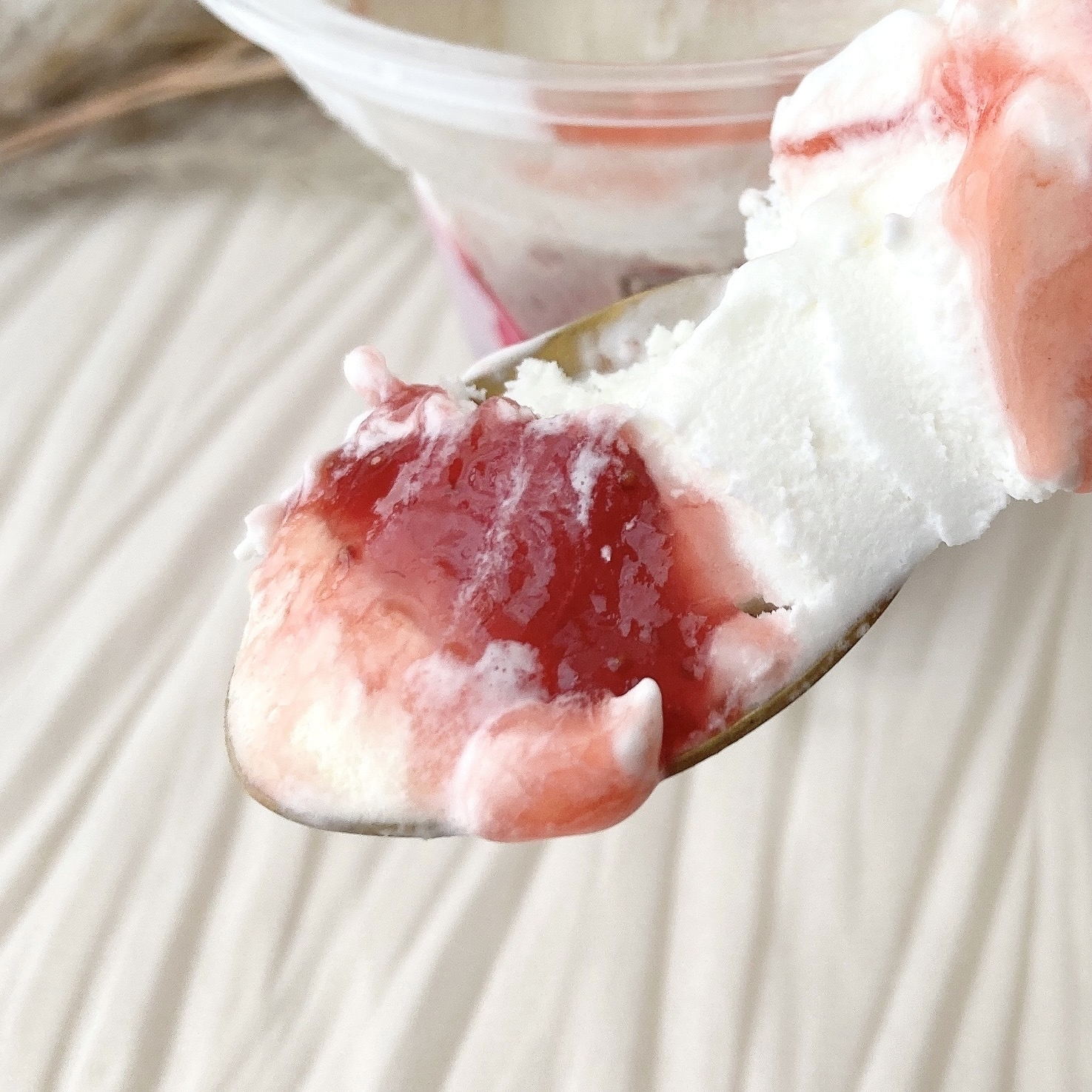 セブン-イレブンのオススメのスイーツ「7プレミアム スイーツパフェ 苺のチーズケーキ」