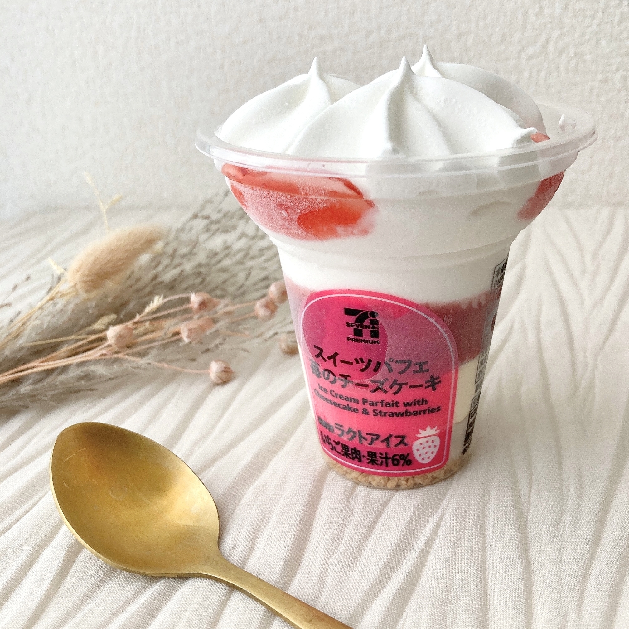 セブン-イレブンのオススメのスイーツ「7プレミアム スイーツパフェ 苺のチーズケーキ」