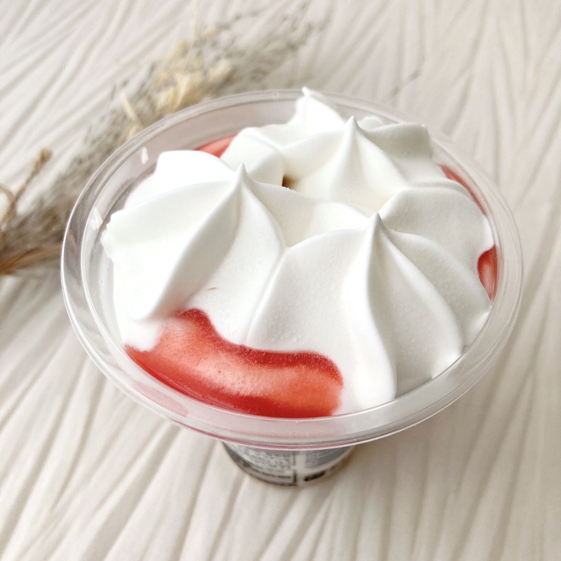 セブン-イレブンのオススメのスイーツ「7プレミアム スイーツパフェ 苺のチーズケーキ」