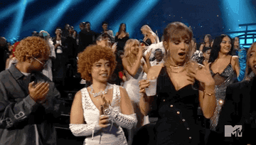 taylor swift freaking out and fanning herself with her hand and saying something to Ice Spice at the VMAs