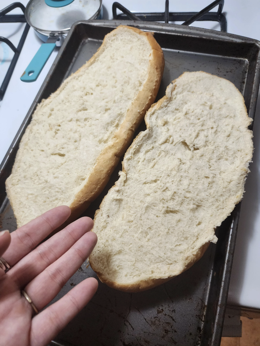 The actual bread is clearly plain old white bread, with no garlic flavoring