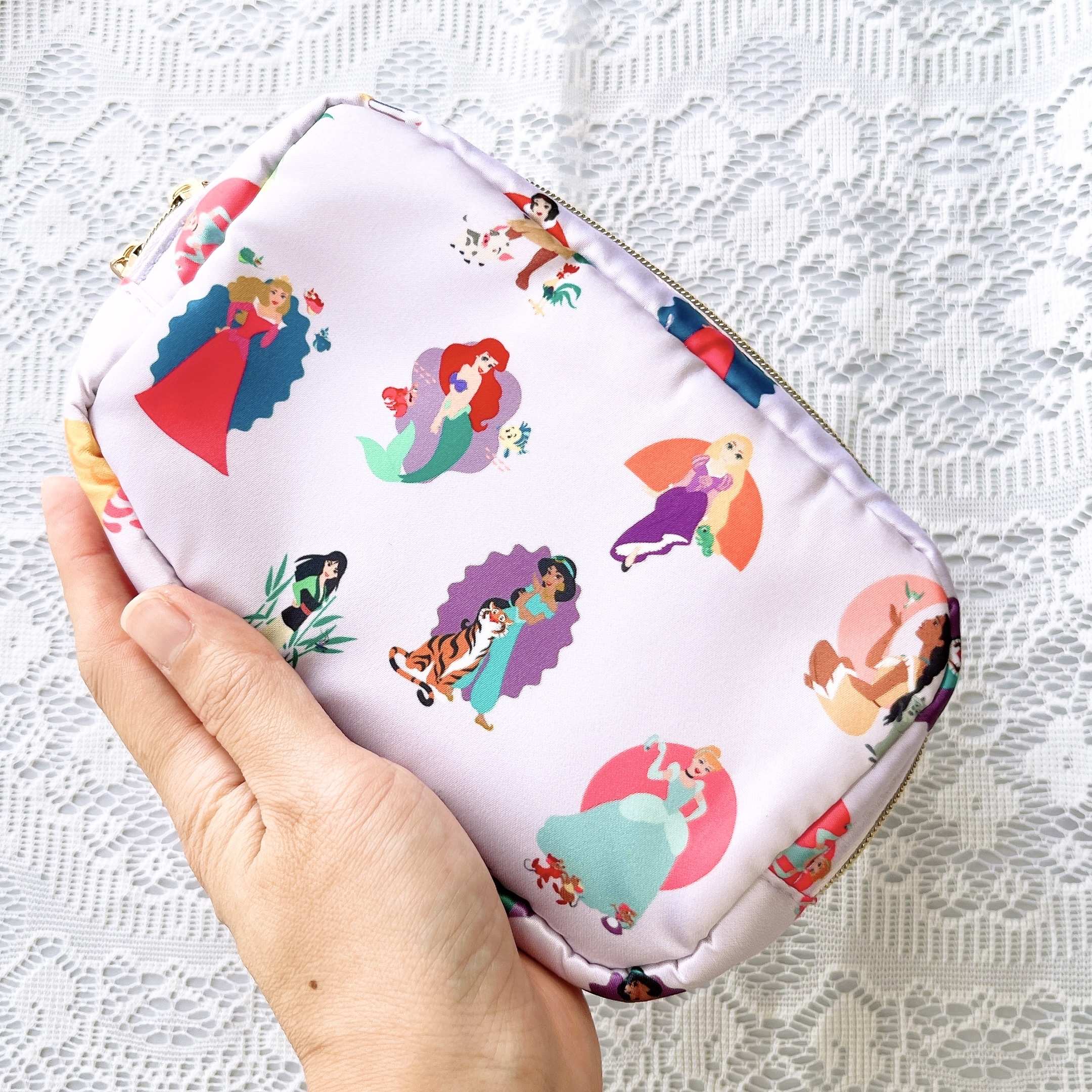 sweet(スウィート)10月号増刊セブン限定付録 「ディズニープリンセス豪華サテン2層ポーチ」