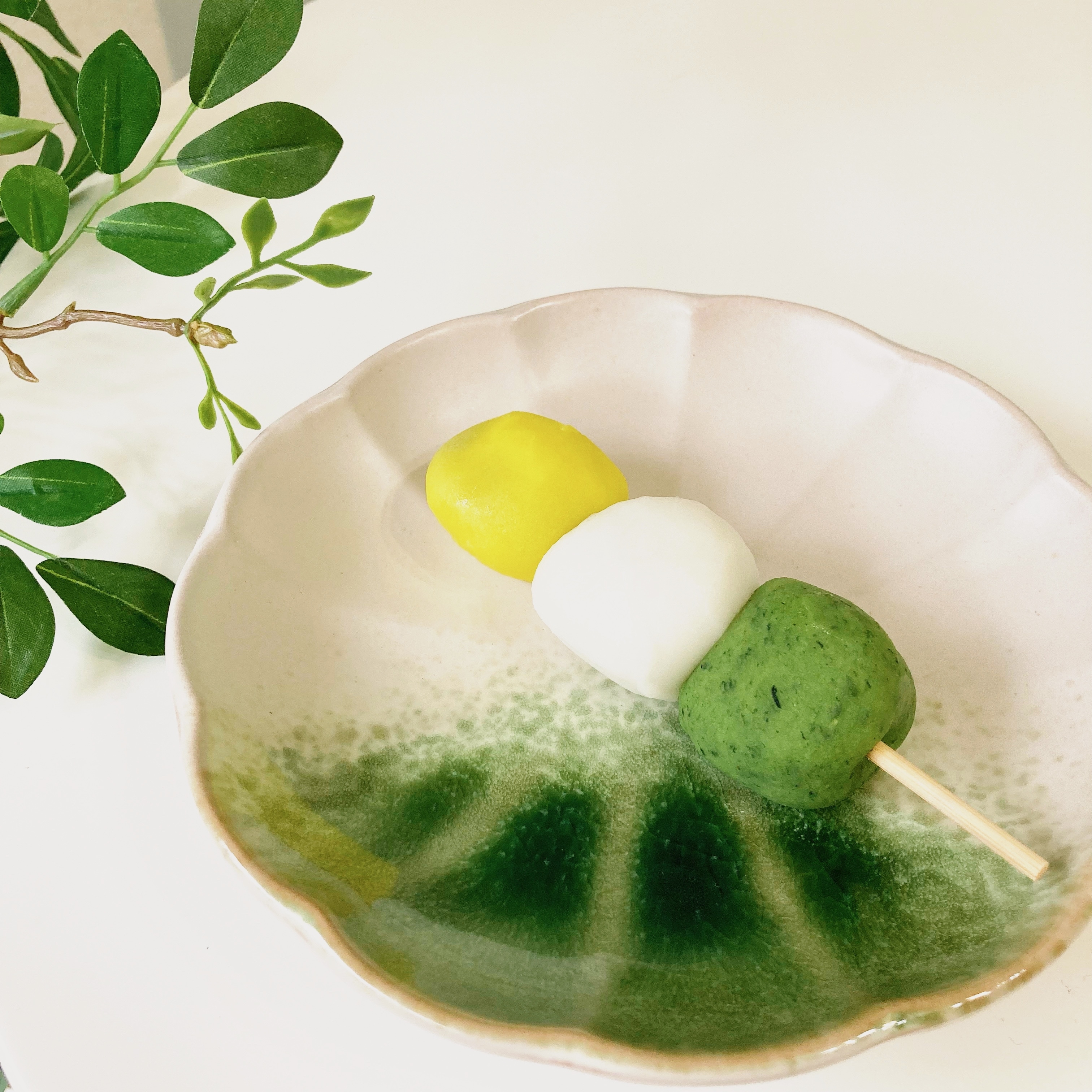 セブン-イレブンの秋スイーツ「秋の三色団子 こしあん入り」