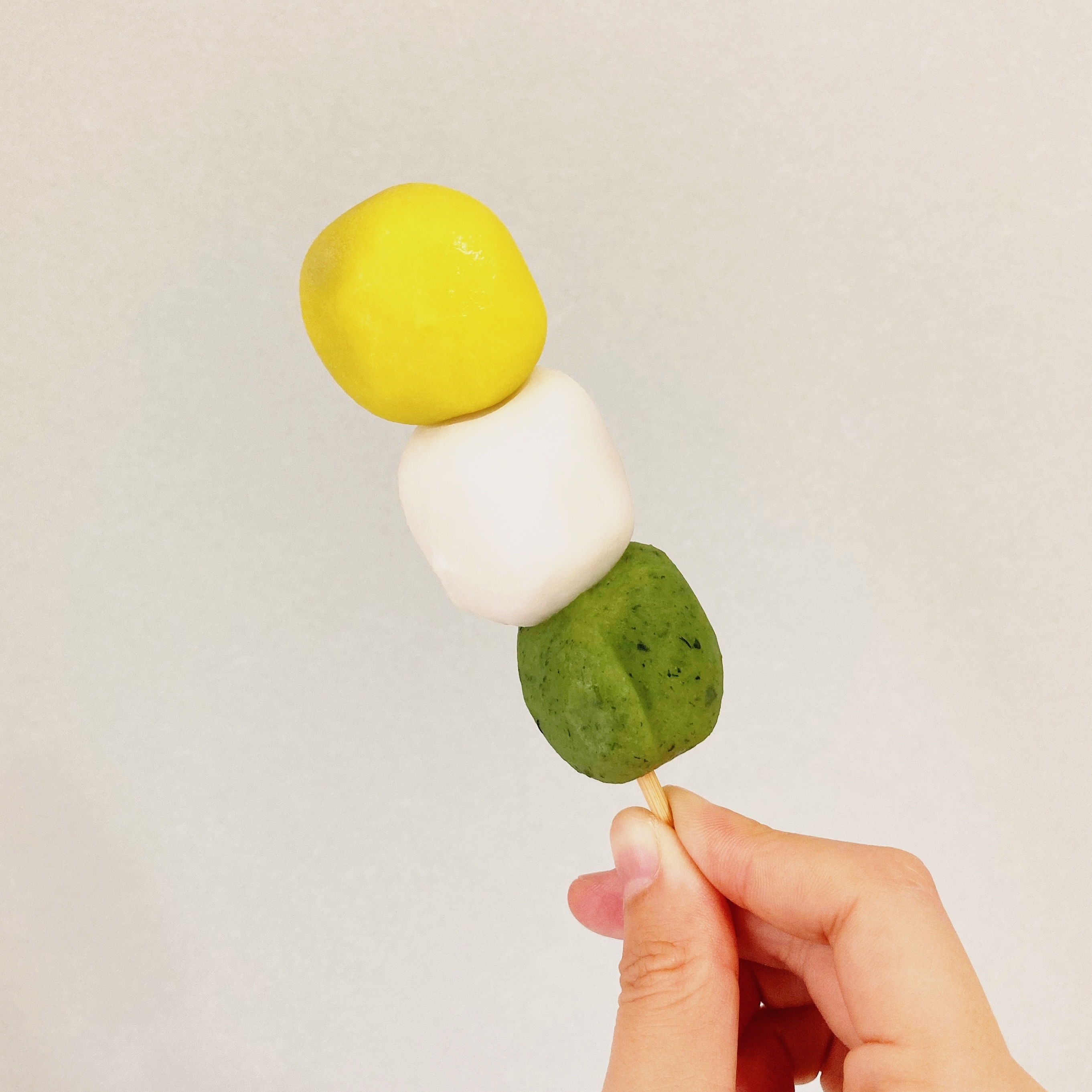 セブン-イレブンの秋スイーツ「秋の三色団子 こしあん入り」