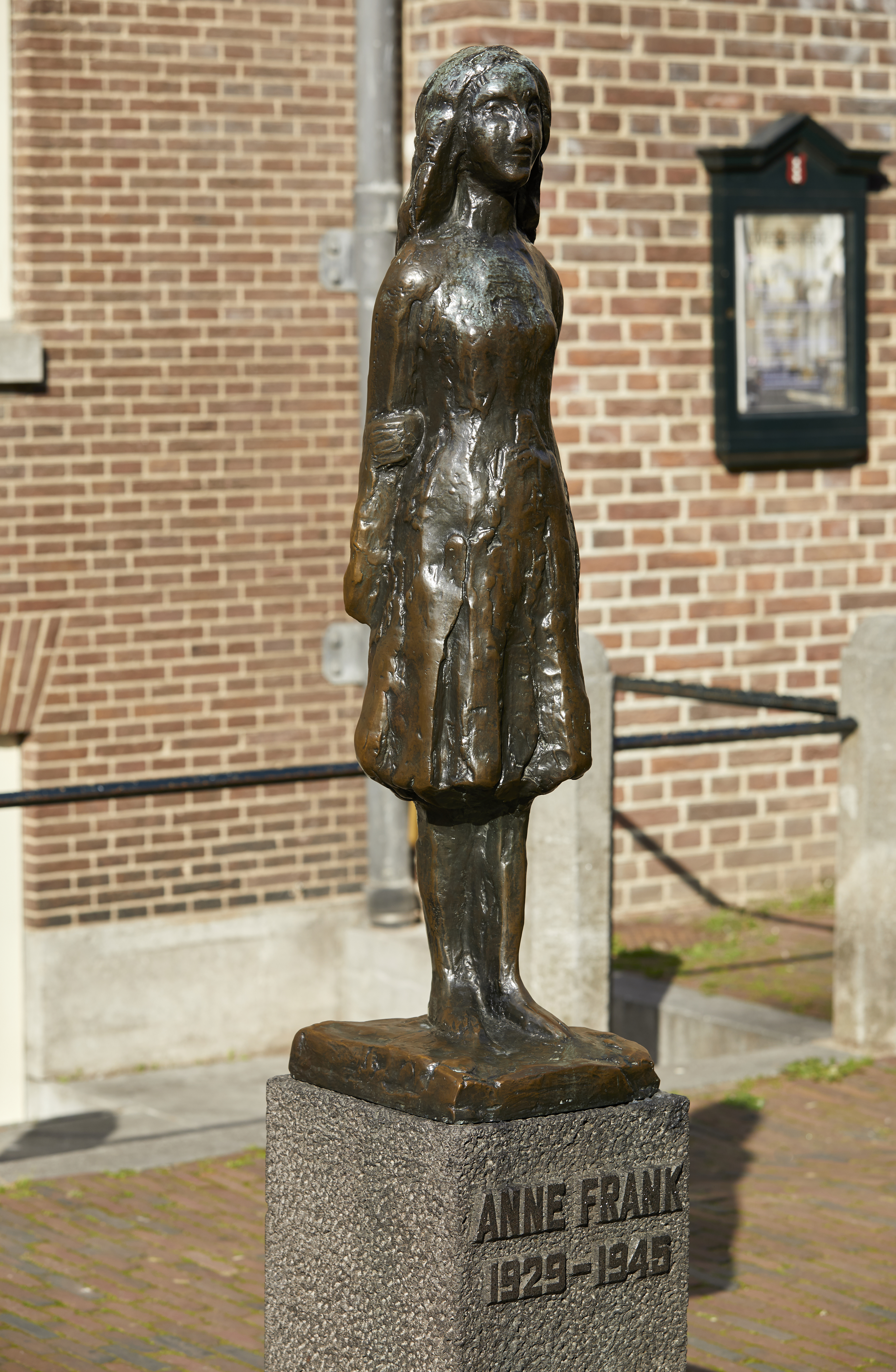 anne frank statue