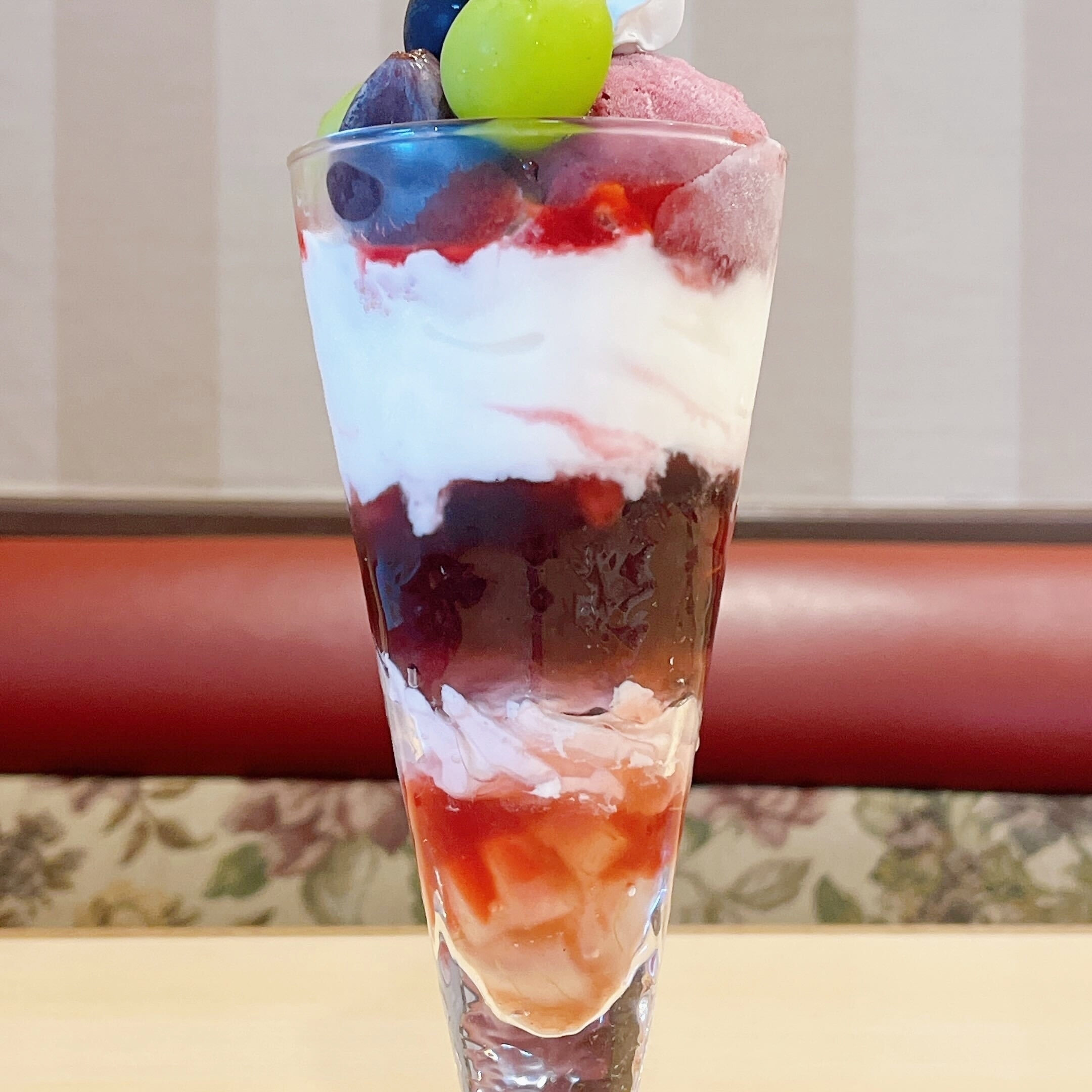 ジョナサンのおすすめスイーツ「季節のジョナパフェ(ぶどう)」