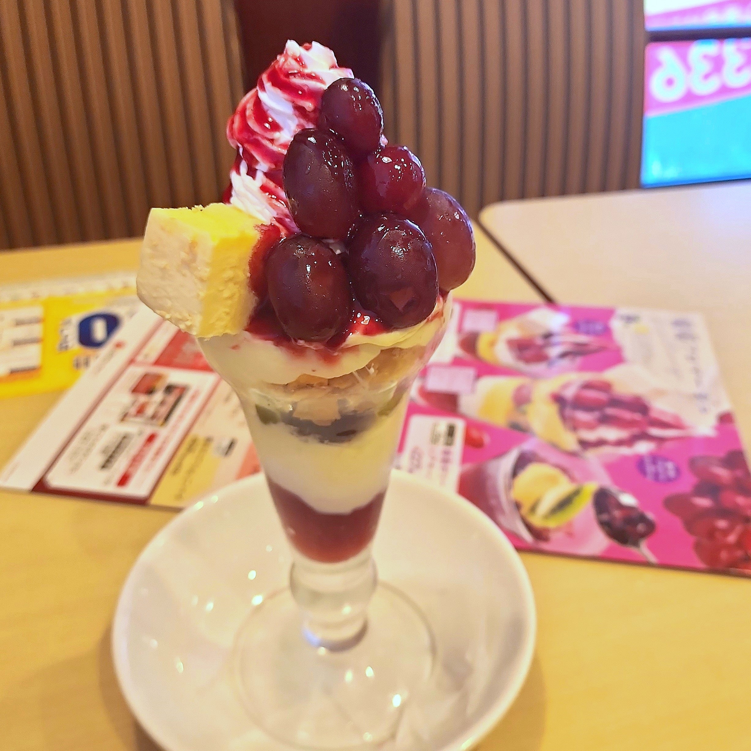 ガストのおすすめスイーツ「葡萄フロマージュパフェ」