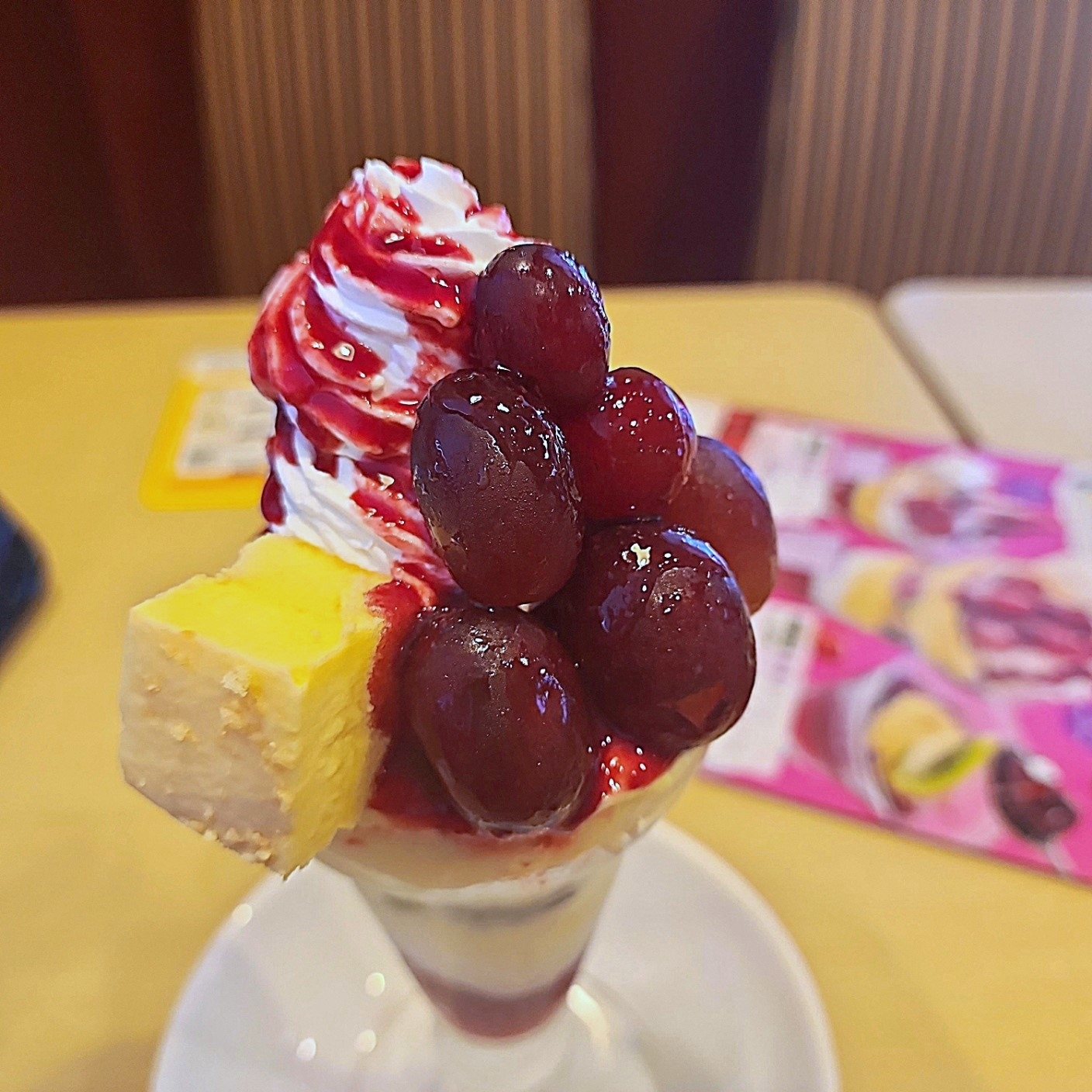 ガストのおすすめスイーツ「葡萄フロマージュパフェ」